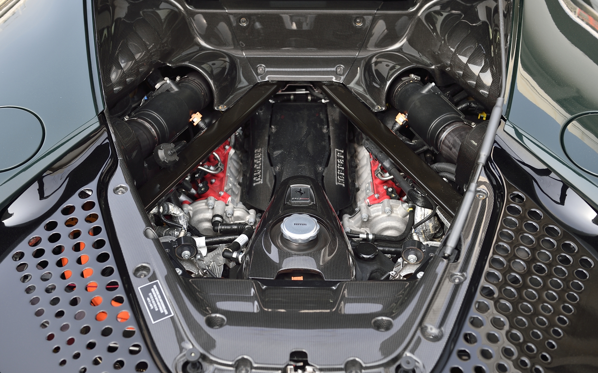 搭載するV型8気筒 4.0リッターターボエンジンは最高出力780CV/7500rpm、最大トルク800Nm/6000rpmを発生。さらに最高出力162kW（220CV）を発生する3基の電動モーターを組み合わせて、ハイブリッドシステム全体として最高出力1000CVを実現。そこに8速DCT（F1デュアルクラッチトランスミッション）が組み合わされる