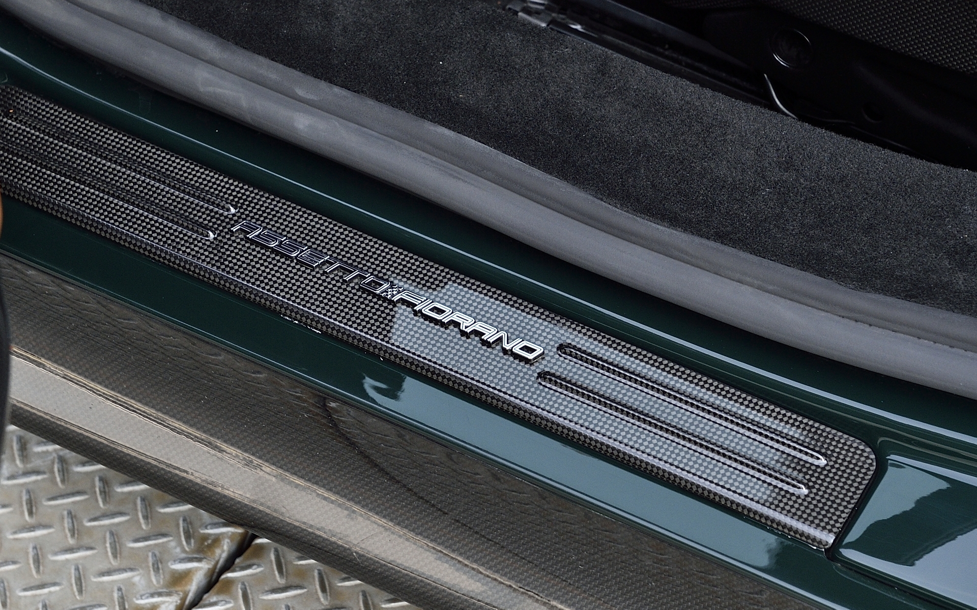 スカッフプレートには「Assetto Fiorano」のロゴが入る