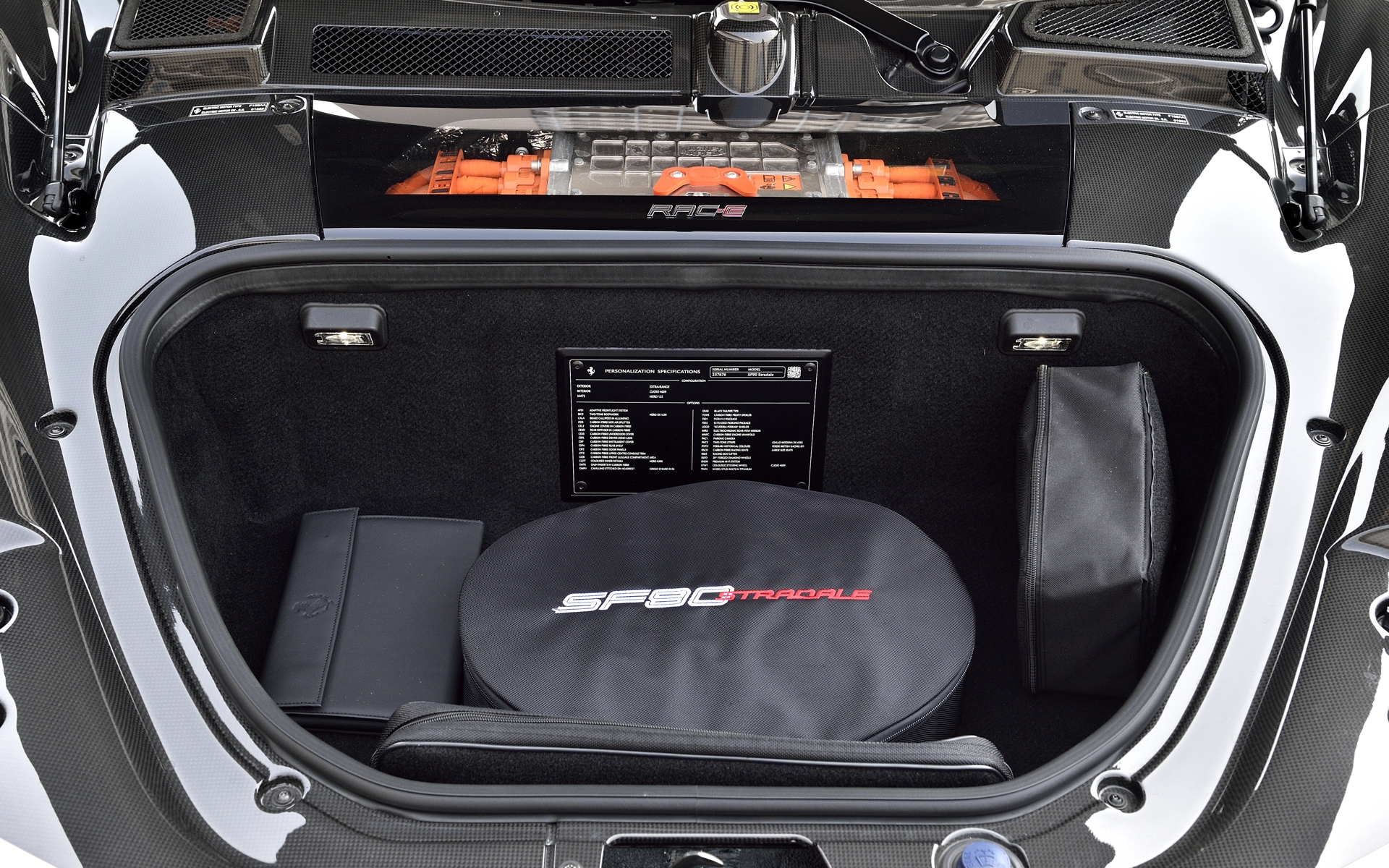 フロントのラゲッジスペースにはPHEVのコードなどが収められている