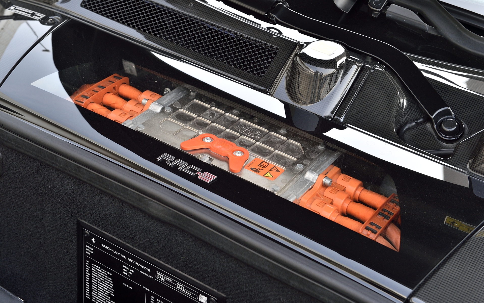 バルクヘッド側の透明カバーにはRAC-E（電動フロントアクスル）の文字が入る