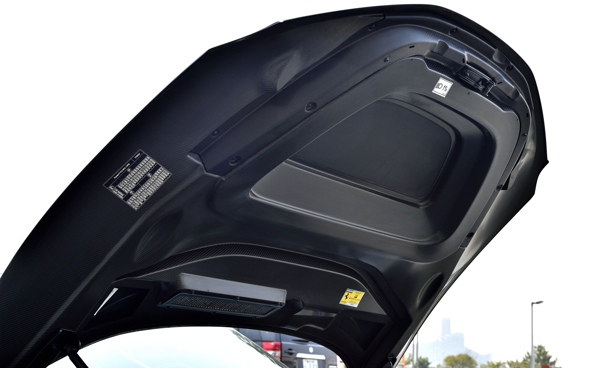 ボンネットはドライカーボン製