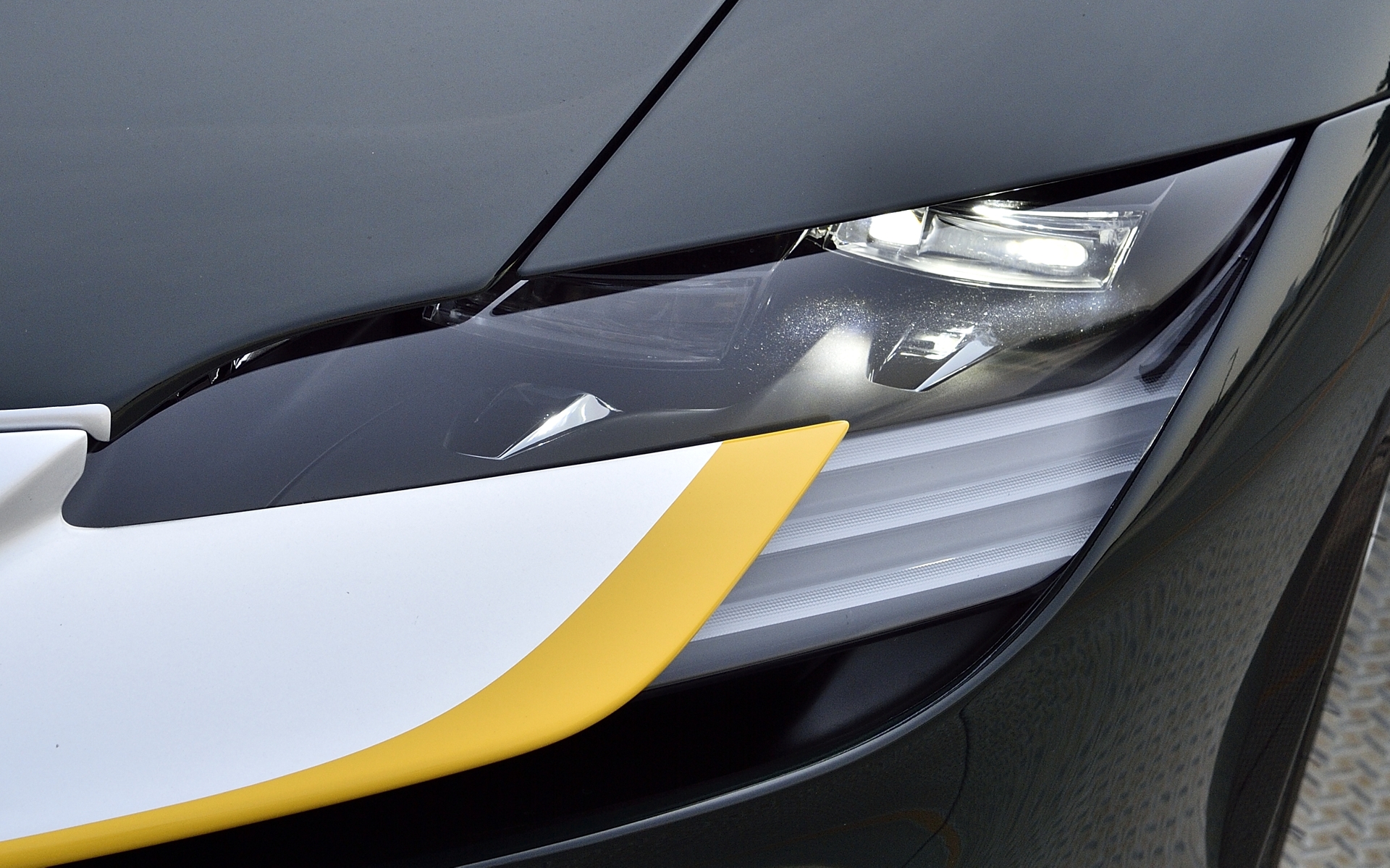 シャープなヘッドライト形状