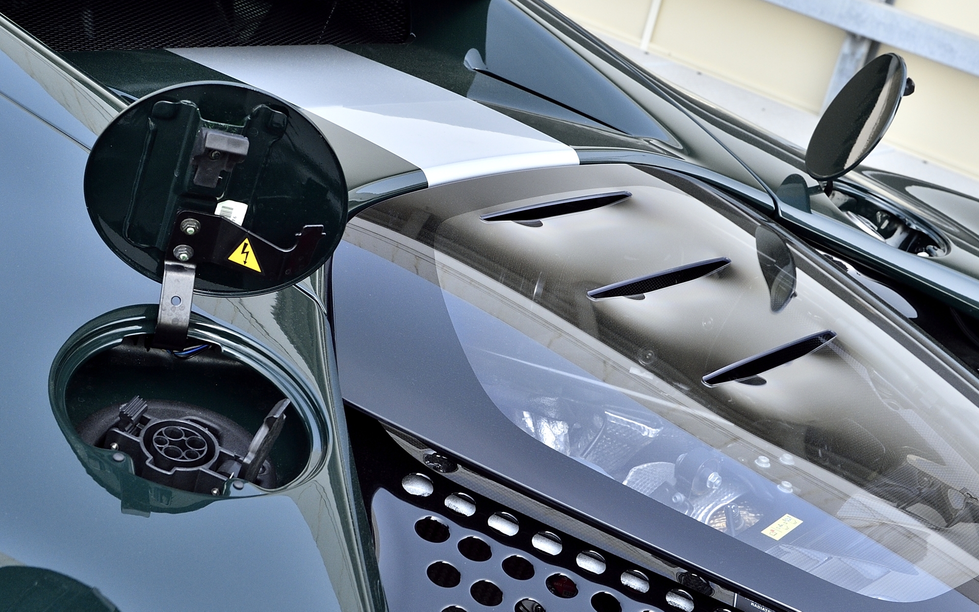 給電ポートは左後方に配置され、反対側は給油ポートが配置されている