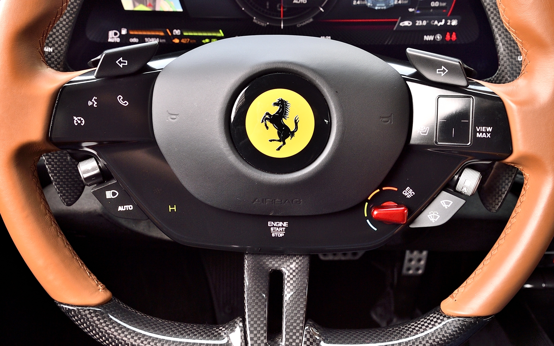 ステアリングにはタッチ式スイッチと物理的スイッチをバランスよく配置している