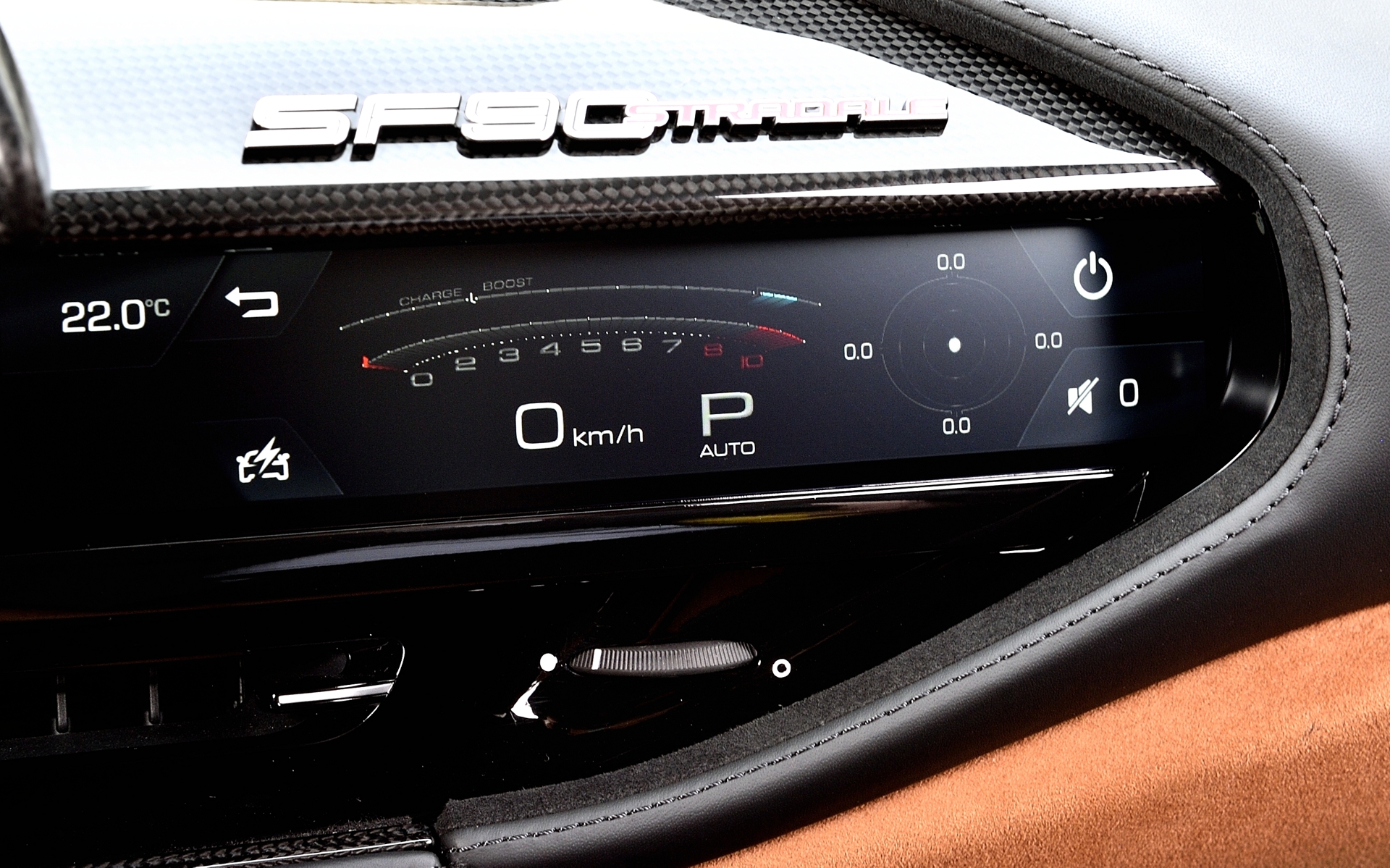 助手席の前にも小さなディスプレイが備わっていて、クルマの情報やナビも見られる