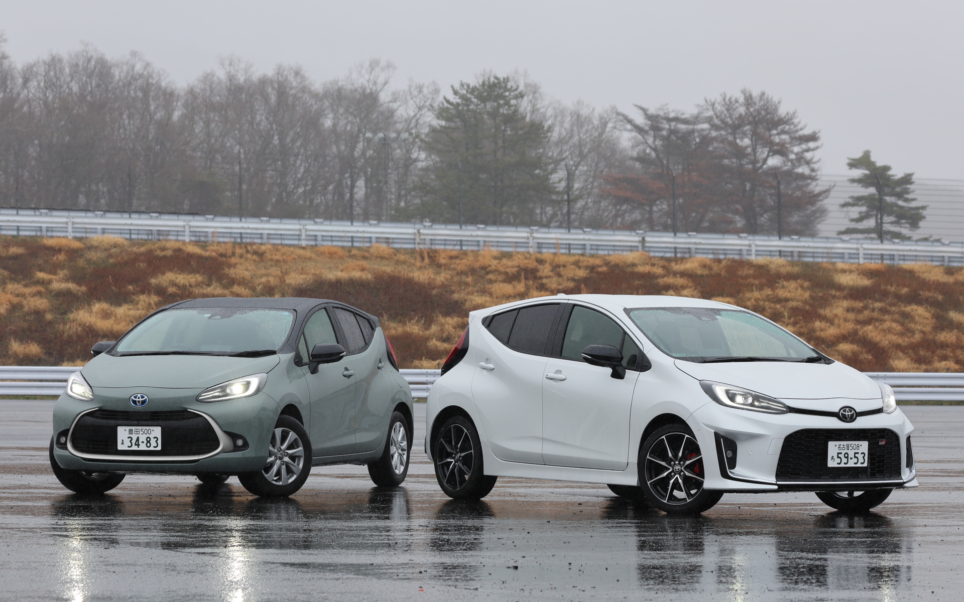 左が標準車の新型アクア、右が新型アクアGRスポーツ。印象が大きく異なっている