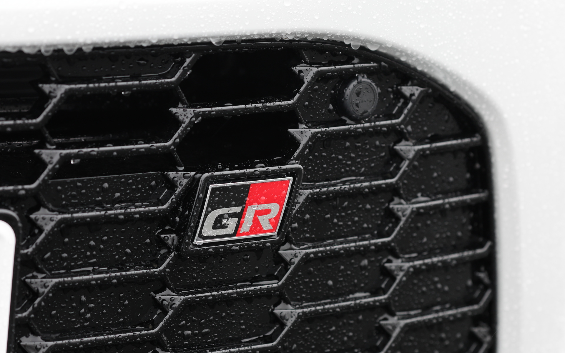 グリルにはGRエンブレムだけでなく、メッシュ状にGモチーフの意匠が刻まれている