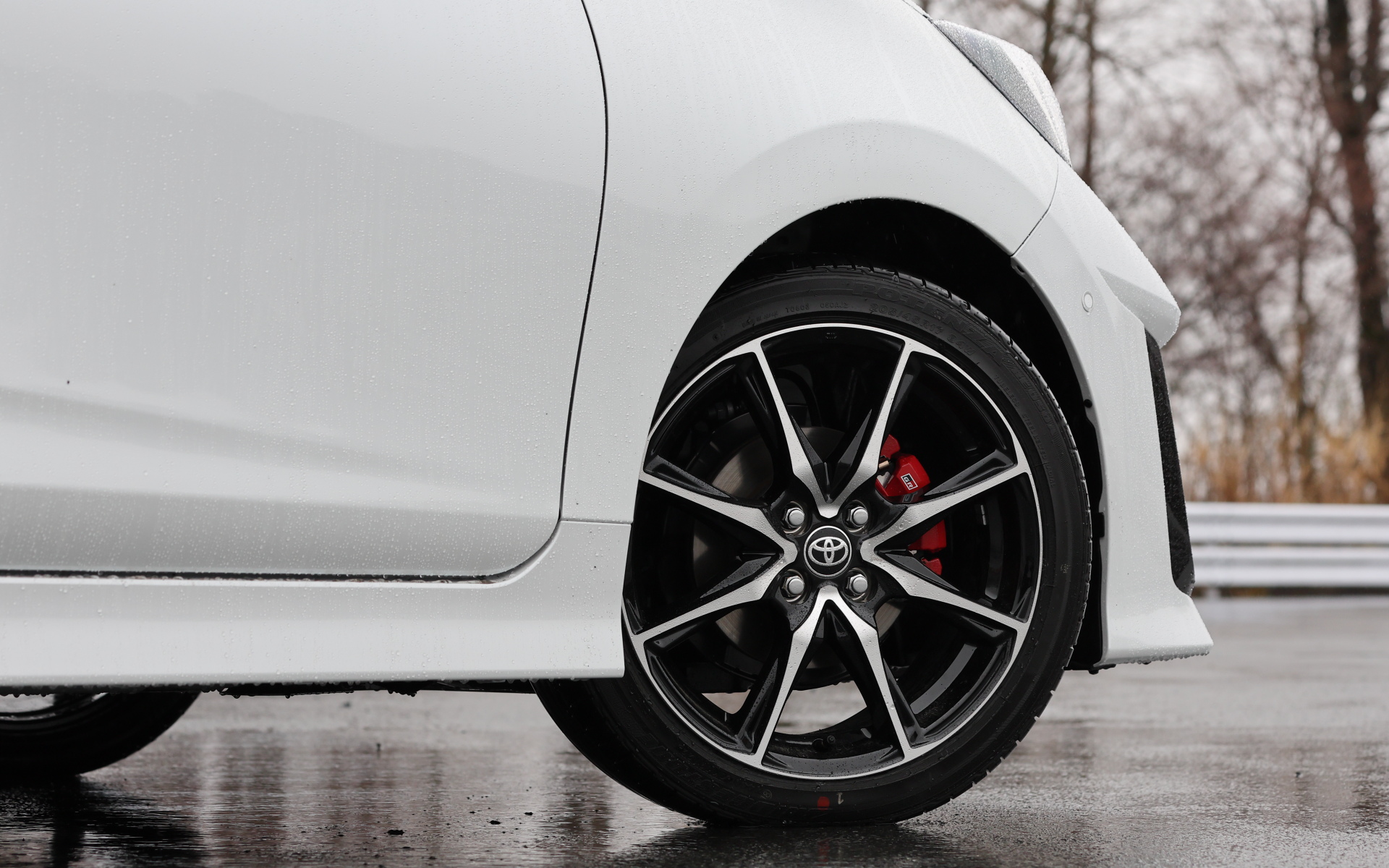 専用ホイール。専用の赤いブレーキキャリパーがアクセント