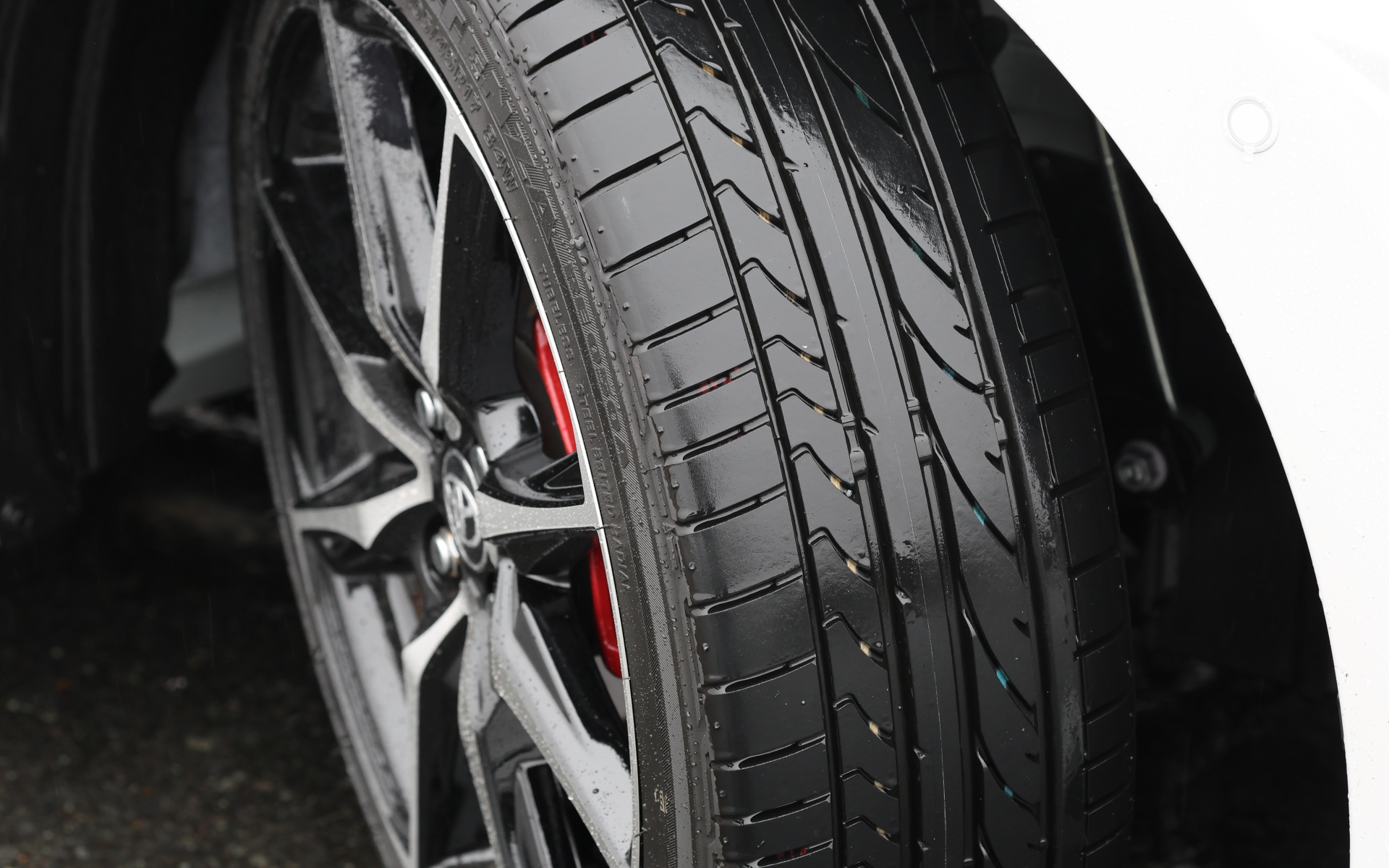 タイヤはスポーツタイヤであるポテンザRE050A