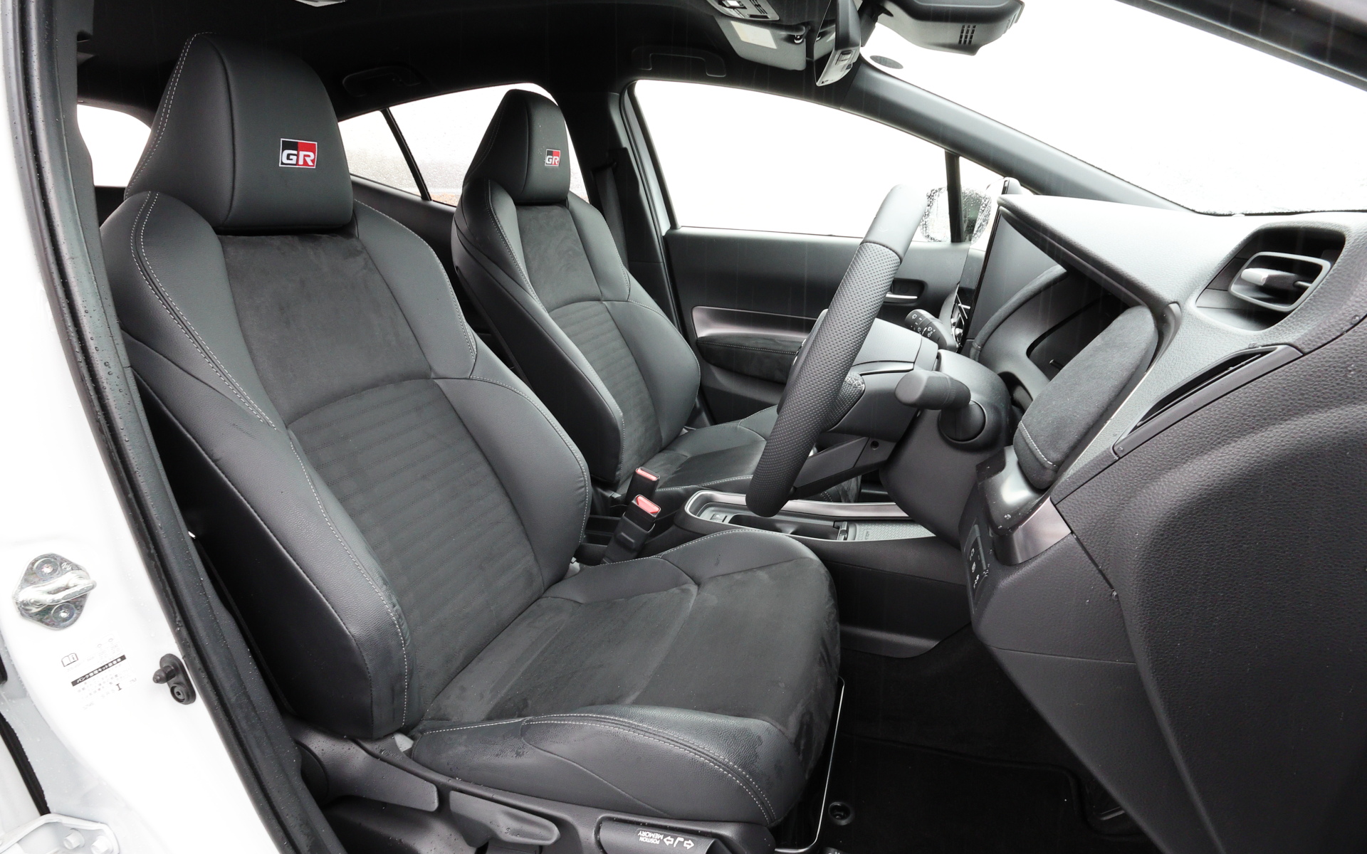 サポート形状のシートにもGRのエンブレムがあしらわれる。また、中央部はスエード調になっており、滑りにくいようになっている