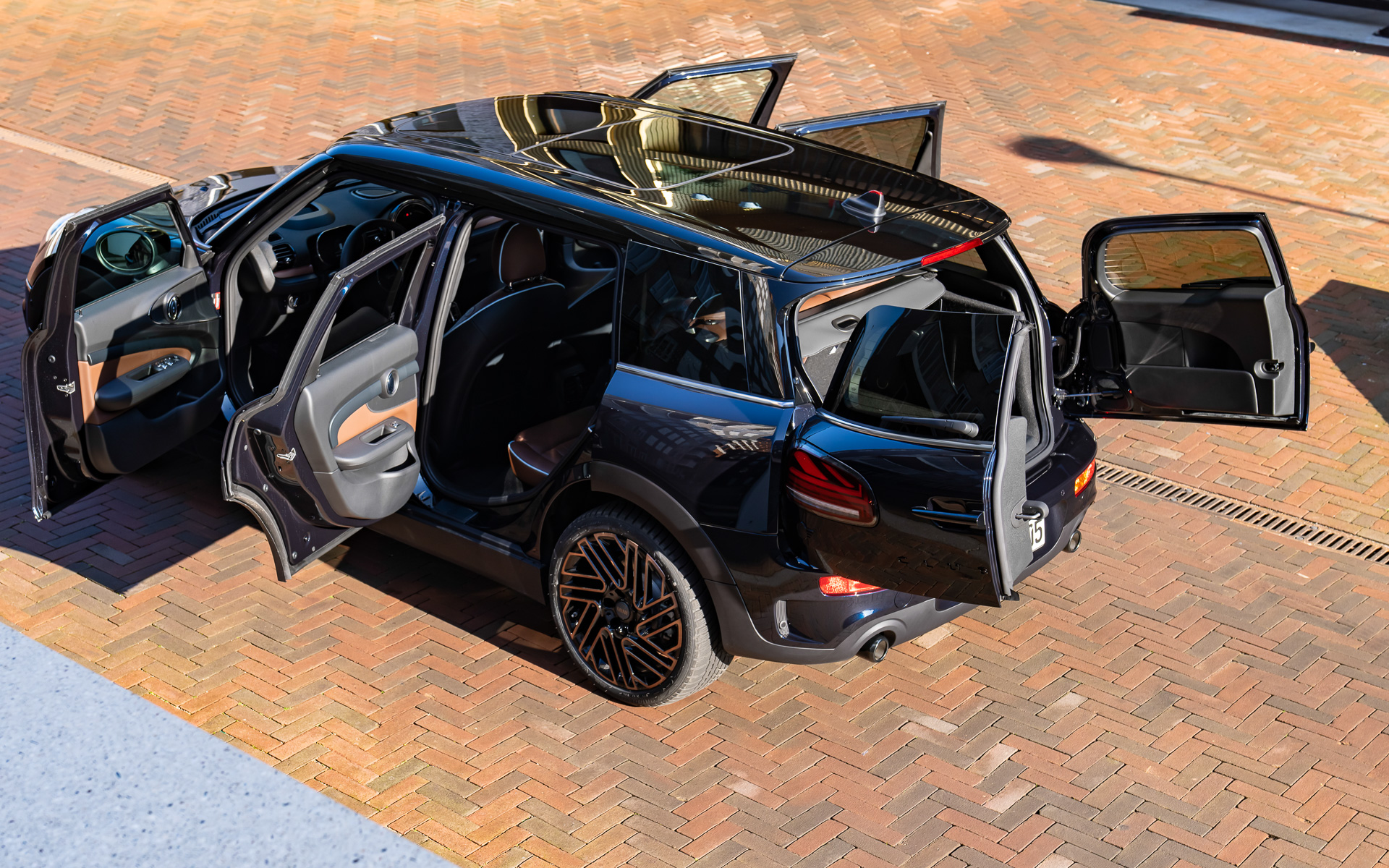 クラブマンの大きな特徴の1つが観音開きのリアハッチ