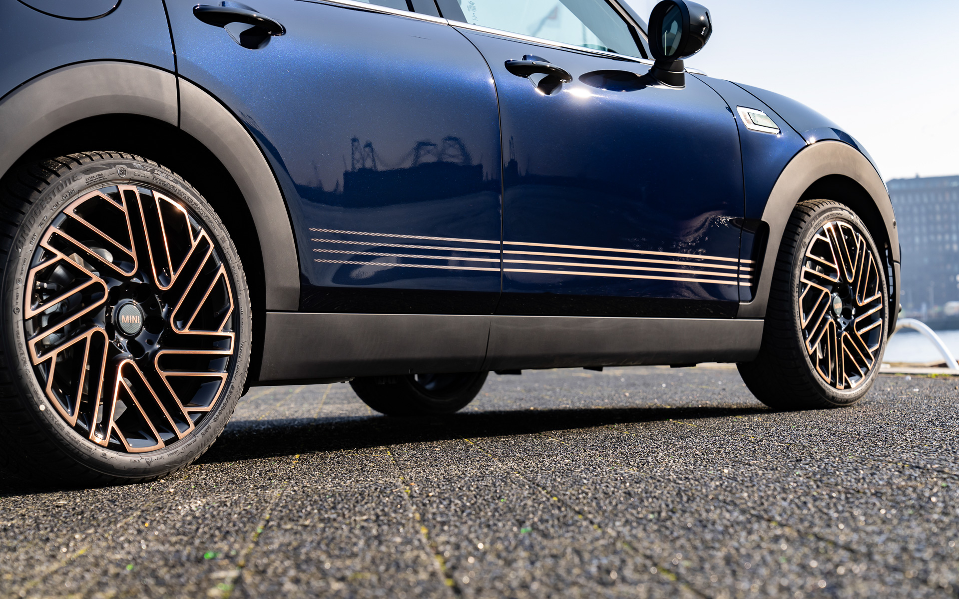 ボディサイドに入る3本ラインもシーマカッパー色