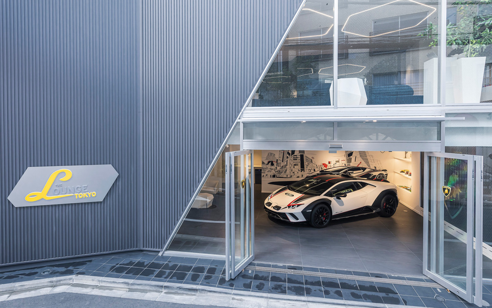 六本木の住宅街に建つ「ランボルギーニ・ラウンジ・TOKYO」は、ランボルギーニの世界観を体感できる場所。イベントやミーティングで利用したり、オーナーがインテリアやエクステリアを細部までカスタマイズできる場所でもあります