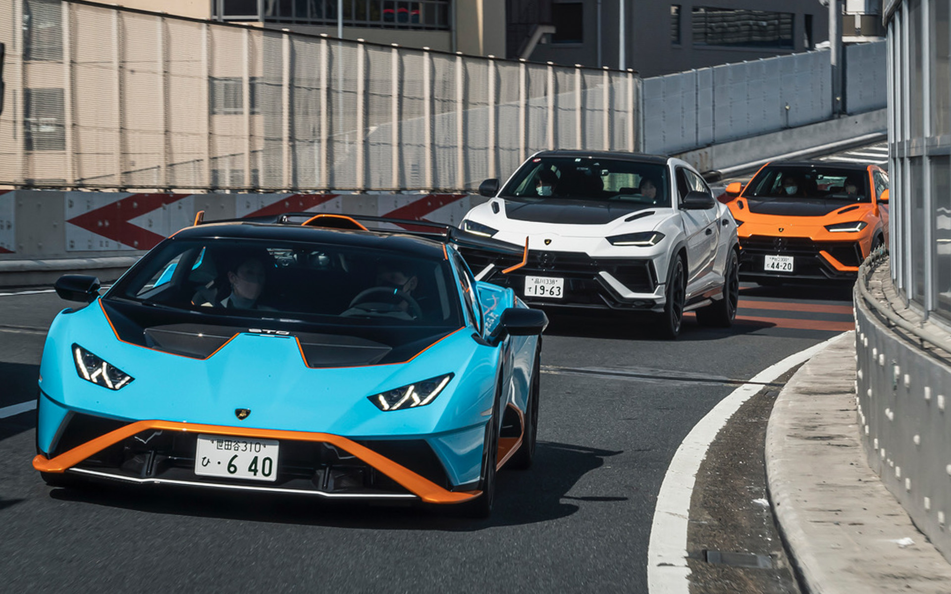 先頭をいくウラカンSTOをはじめ、ビビッドなカラーと迫力あるランボルギーニの隊列は注目度満点。都心の道でひときわ目立っていたのでした。でも、乗っている方は常に快適で、とくにウルスは乗り心地もよくてロングドライブしたくなりました