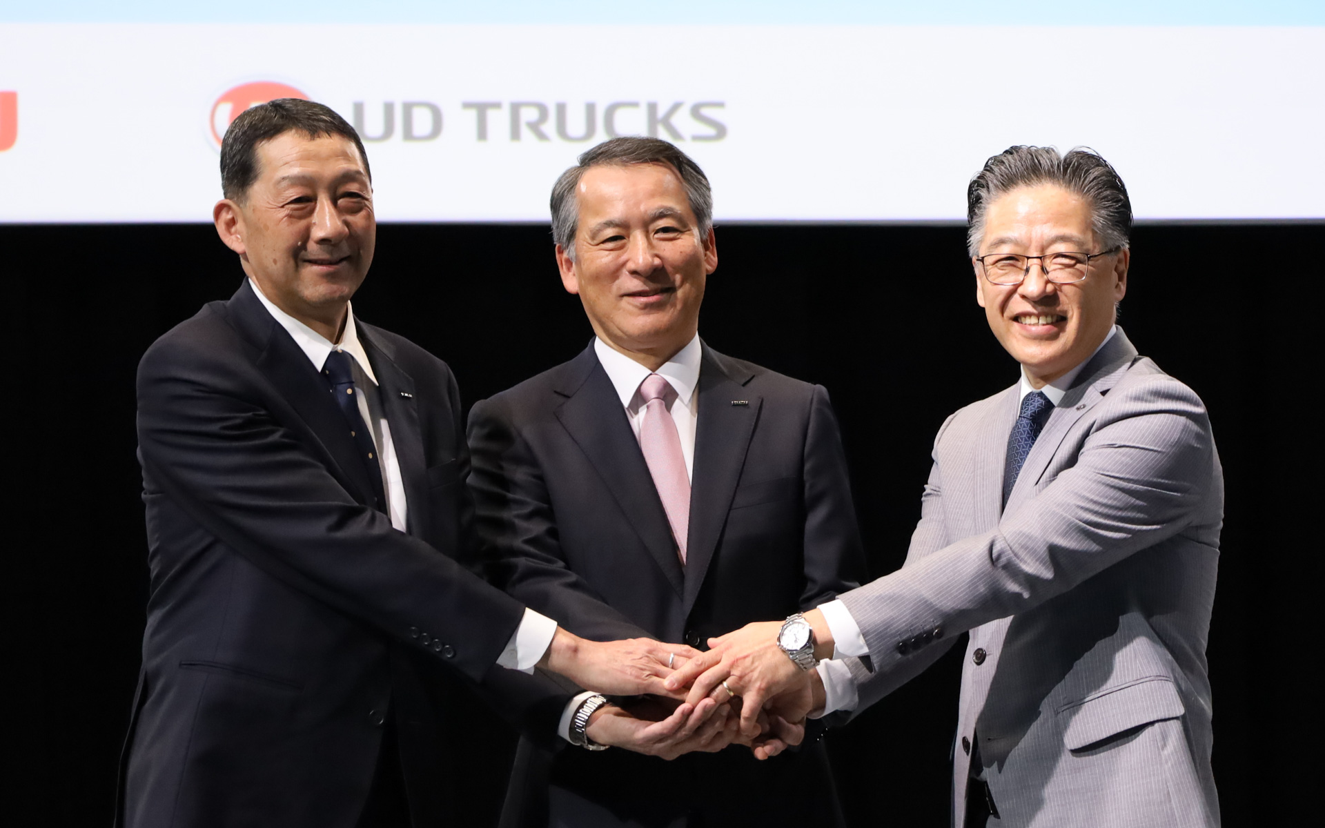 いすゞ自動車株式会社 専務執行役員 技術本部 開発部門統括 大平隆氏、いすゞ自動車株式会社 取締役専務執行役員 グループCCO、企画・財務部門統括、CV協業推進担当 南真介氏、UDトラックス株式会社 開発部門シニアバイスプレジデント兼最高技術責任者 ダグラス・ナカノ氏