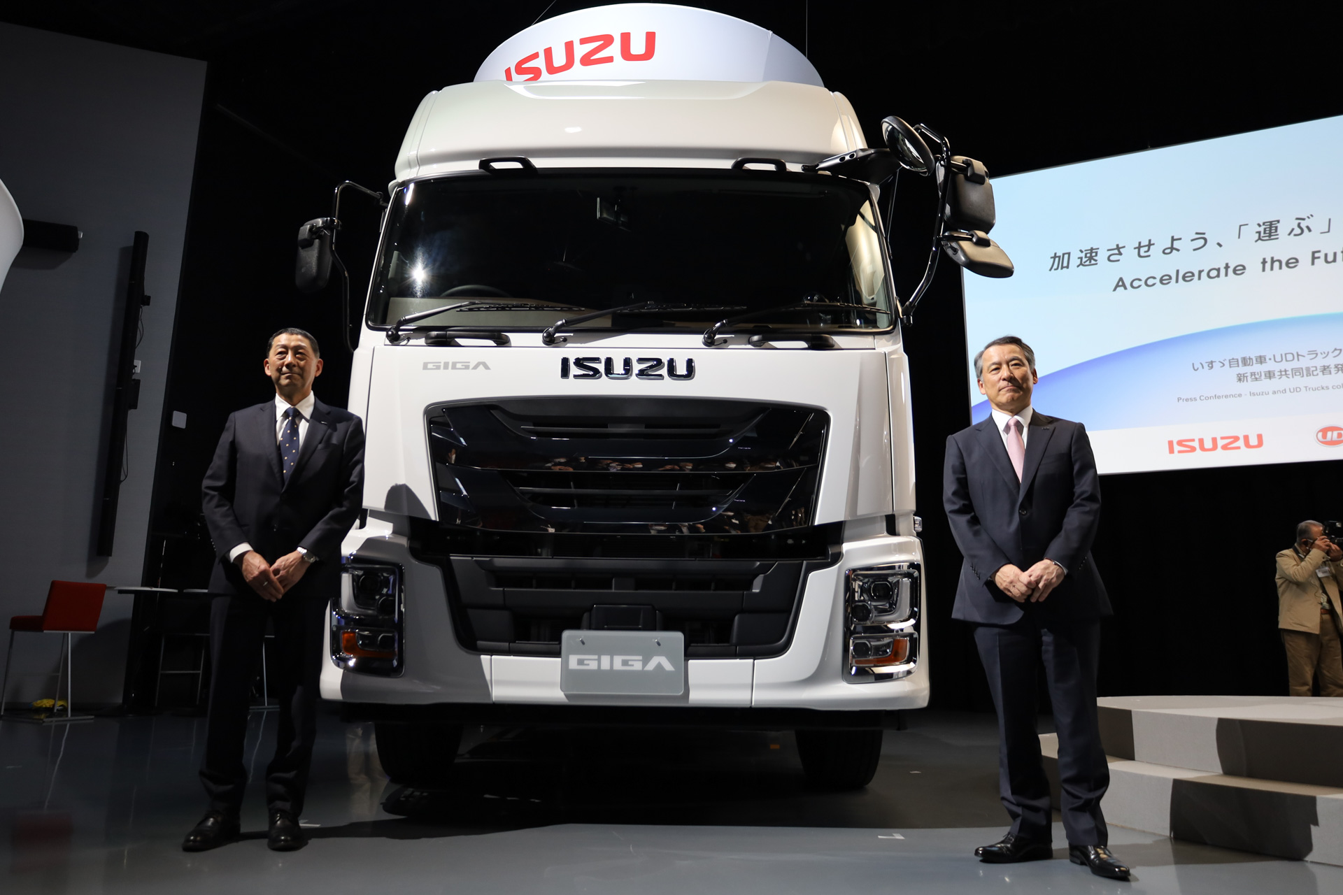 いすゞ自動車株式会社 専務執行役員 技術本部 開発部門統括 大平隆氏（左）、いすゞ自動車株式会社 取締役専務執行役員 グループCCO、企画・財務部門統括、CV協業推進担当 南真介氏（右）