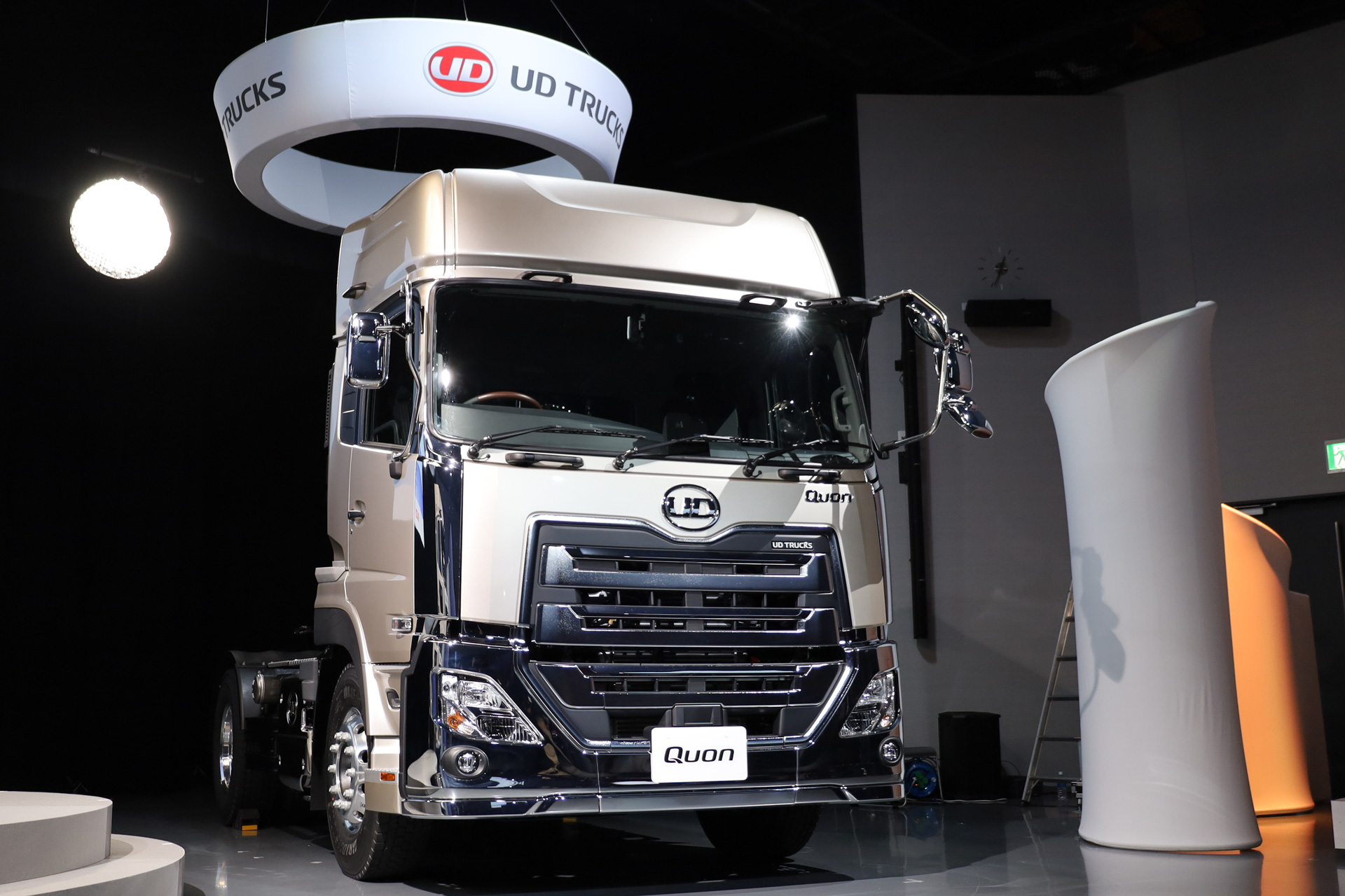 UDトラックスの「Quon GK 4×2 トラクタ」