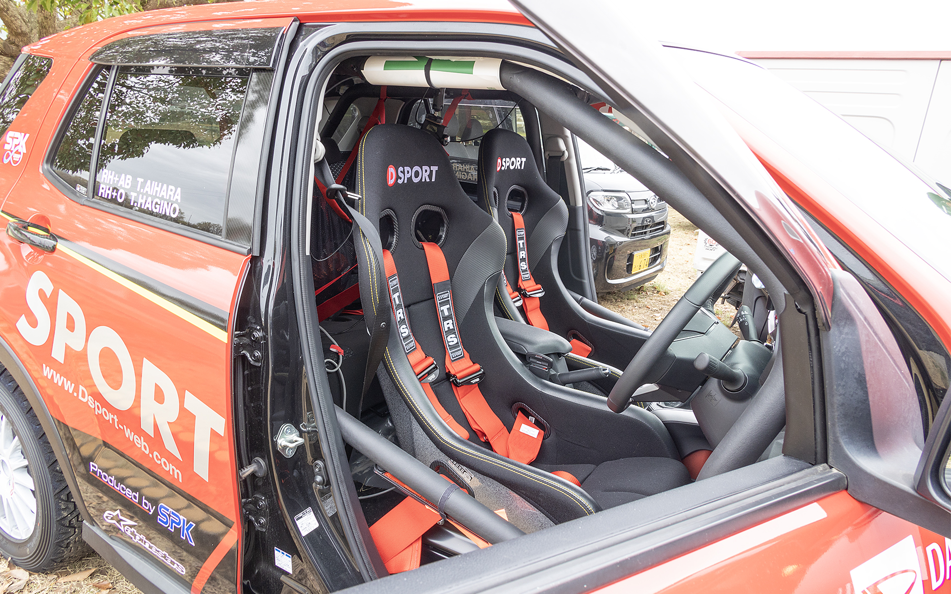 D-SPORT製フルバケットシート（リニューアル）を装着。シートベルトはTRS製6点式レーシングハーネス