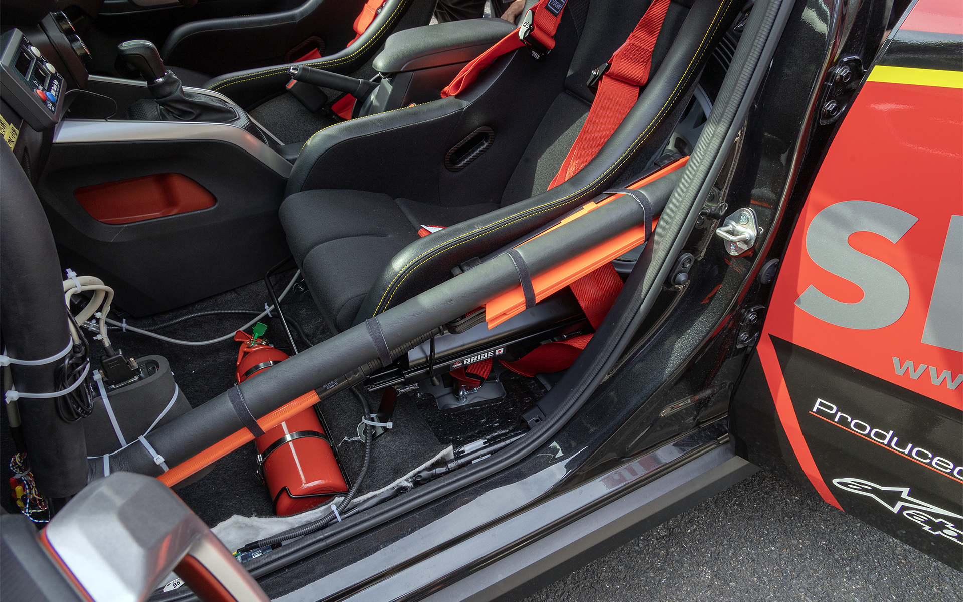 助手席足下には規定により消火器が装備される