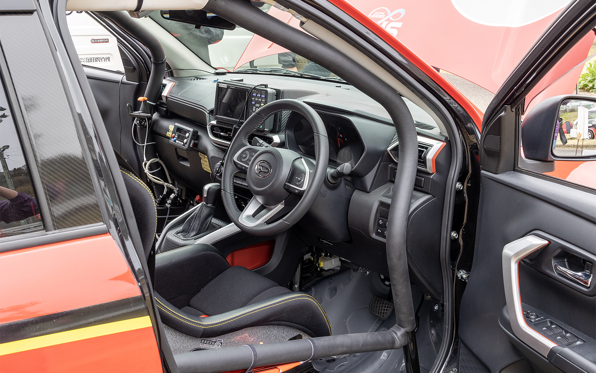 ロッキー用のロールケージは市販されていないのでワンオフ製作して装着。材質はクロモリ。ラリチャレの規定に合致している