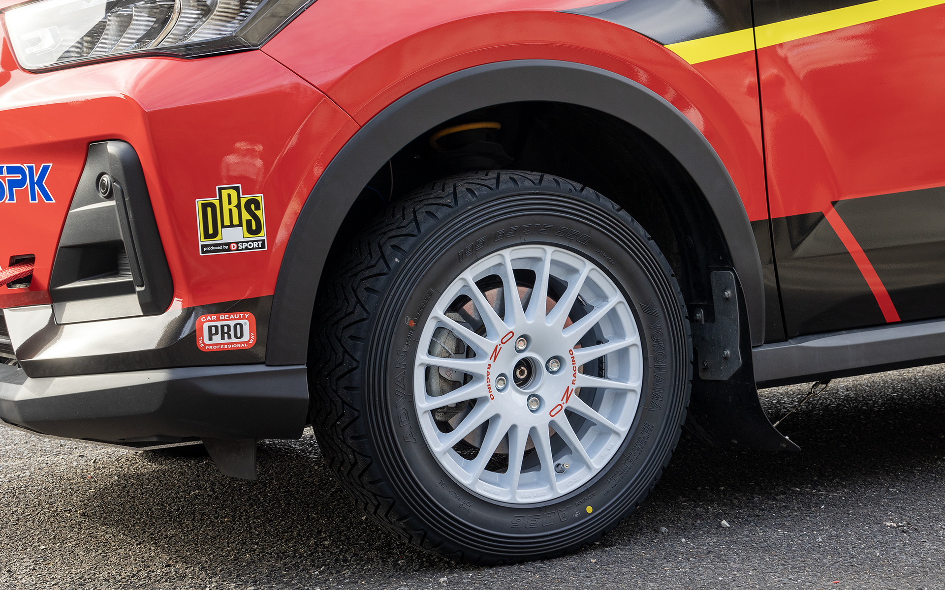 ラリチャレ用に装着したOZ製アルミホイールとアドバンA036タイヤ。サイズは195/65R15。前後の大型マッドガードはワンオフ製作品