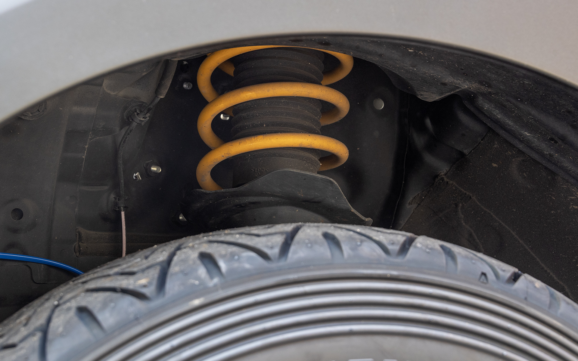 D-SPORT X-SPECスプリングは純正ショックアブソーバーとのマッチングを重視した設定となっていて、組み込むことで車高が約15～20mmアップする（保安基準適合品）