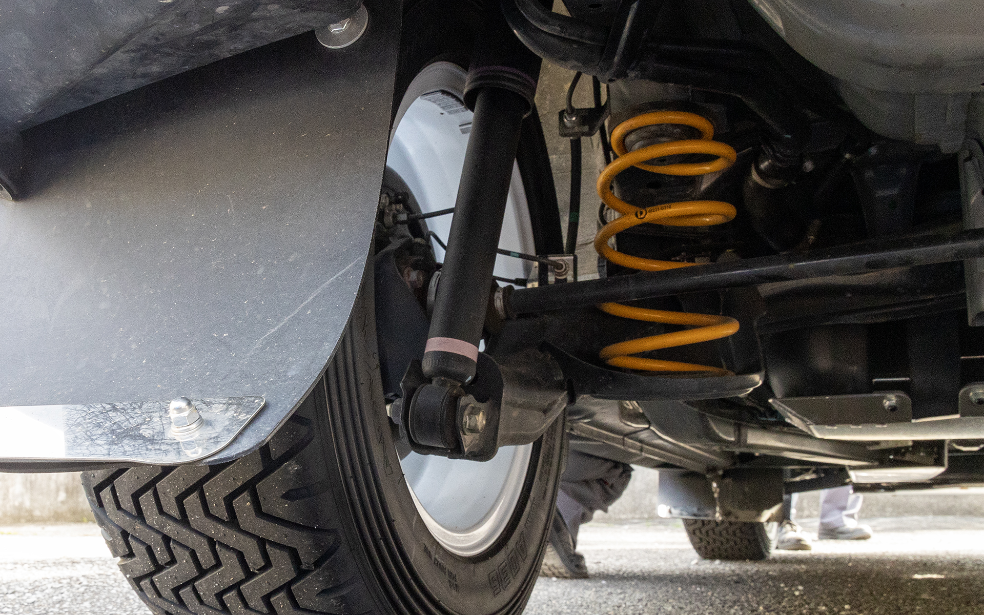 こちらはリアスプリング。リアのショックアブソーバーもノーマルだ