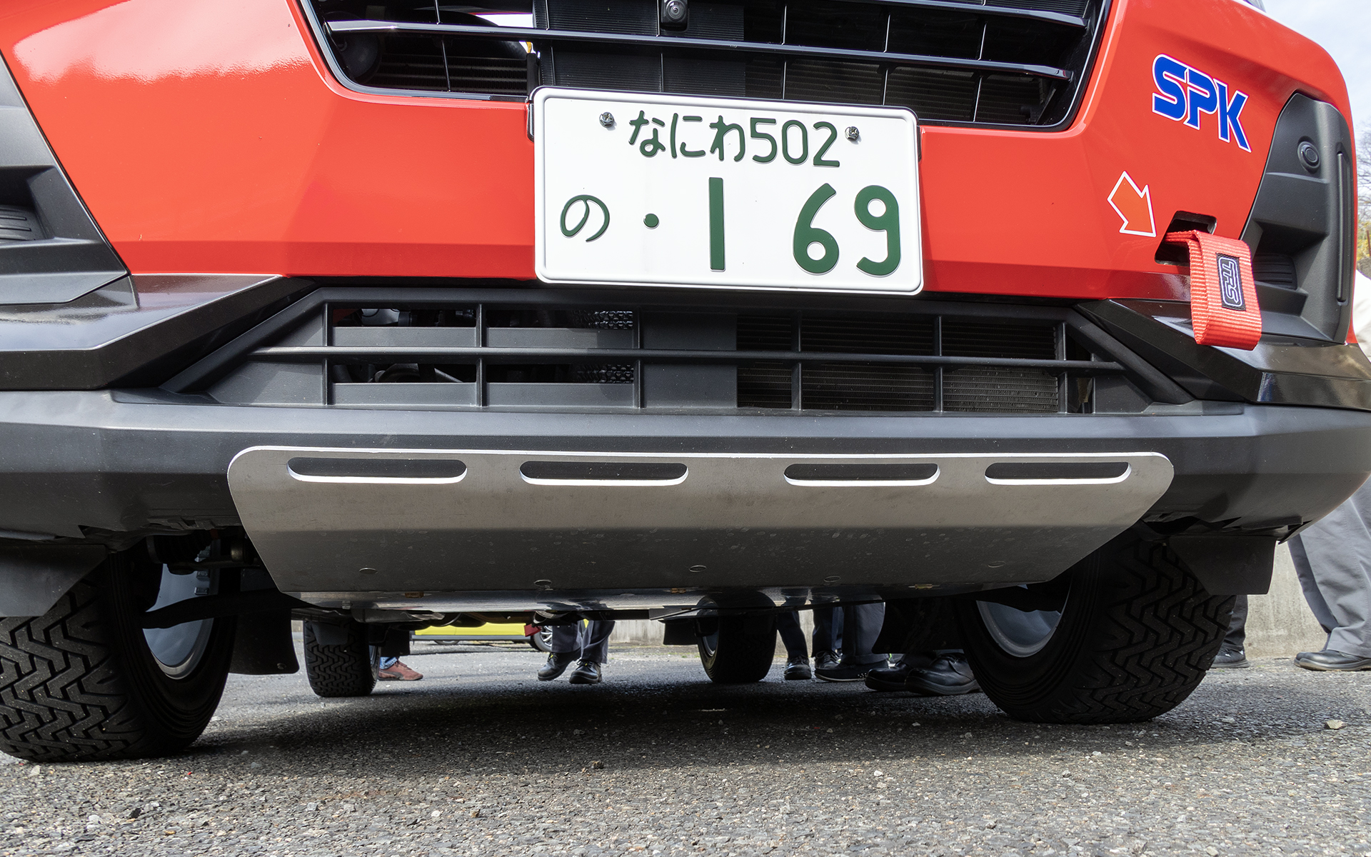 アルミ製フロントアンダーガードもワンオフ製作品。矢印ステッカーが差しているのは牽引用ベルト