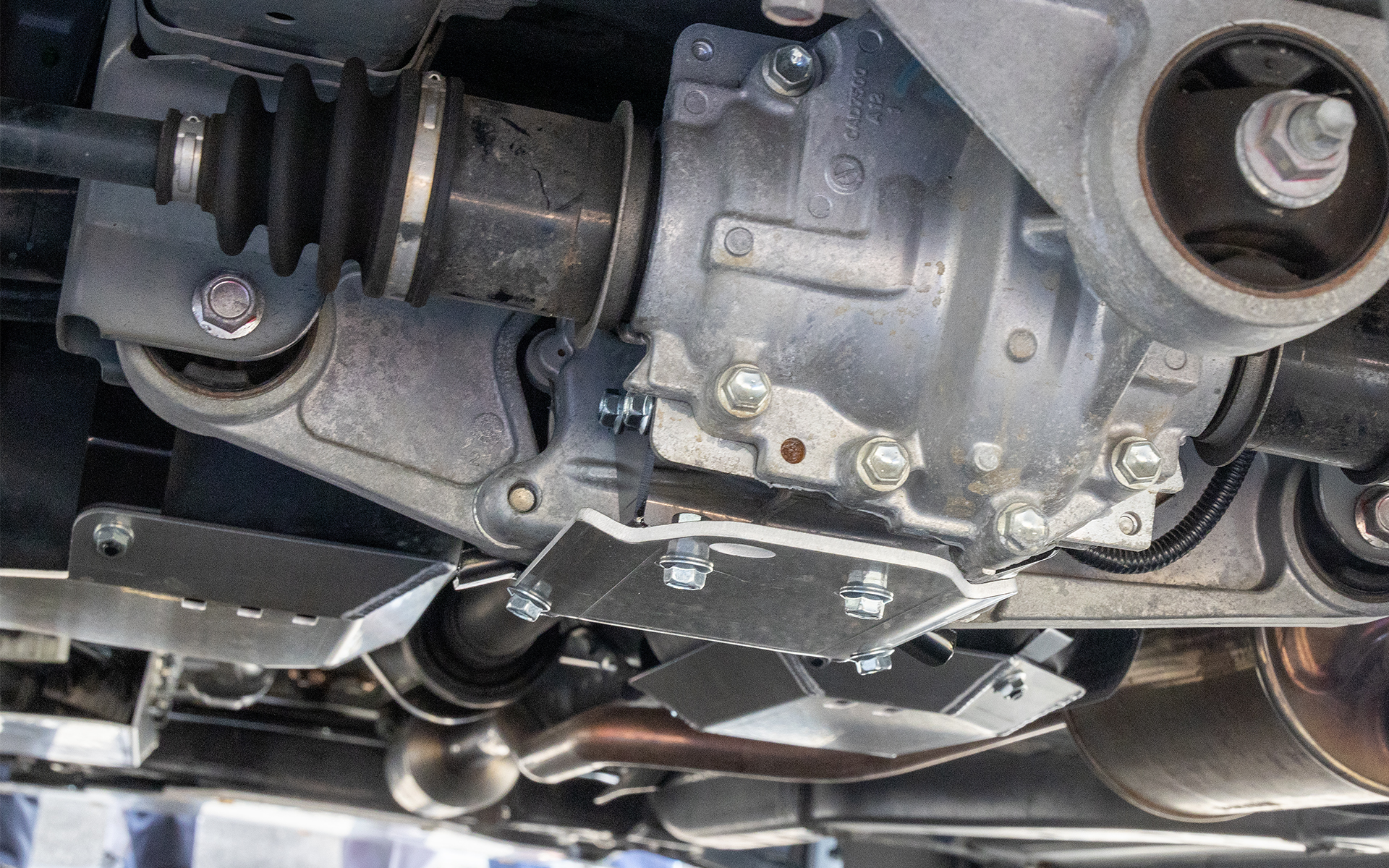 こちらはタンクガードにデフガード。こうしたガード類はフロア下面にある重要パーツを、グラベル走向時の石飛びや路面との干渉から保護する目的のパーツだ