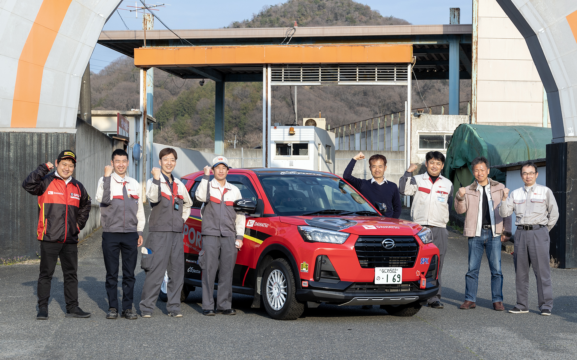 シェイクダウン走行が行なわれた中山サーキットにはダイハツ社内チームのメンバーが帯同。このほかにもメンバーがいて現在は10名ほどでの活動となっている