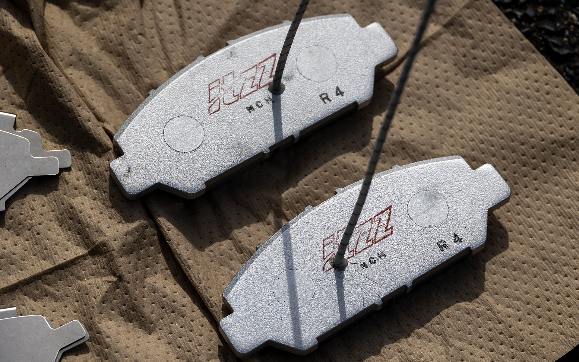 フロントブレーキの温度を測るためにブレーキパッドに穴を開けて温度センサーを取り付け。サーキットだから試せるもの