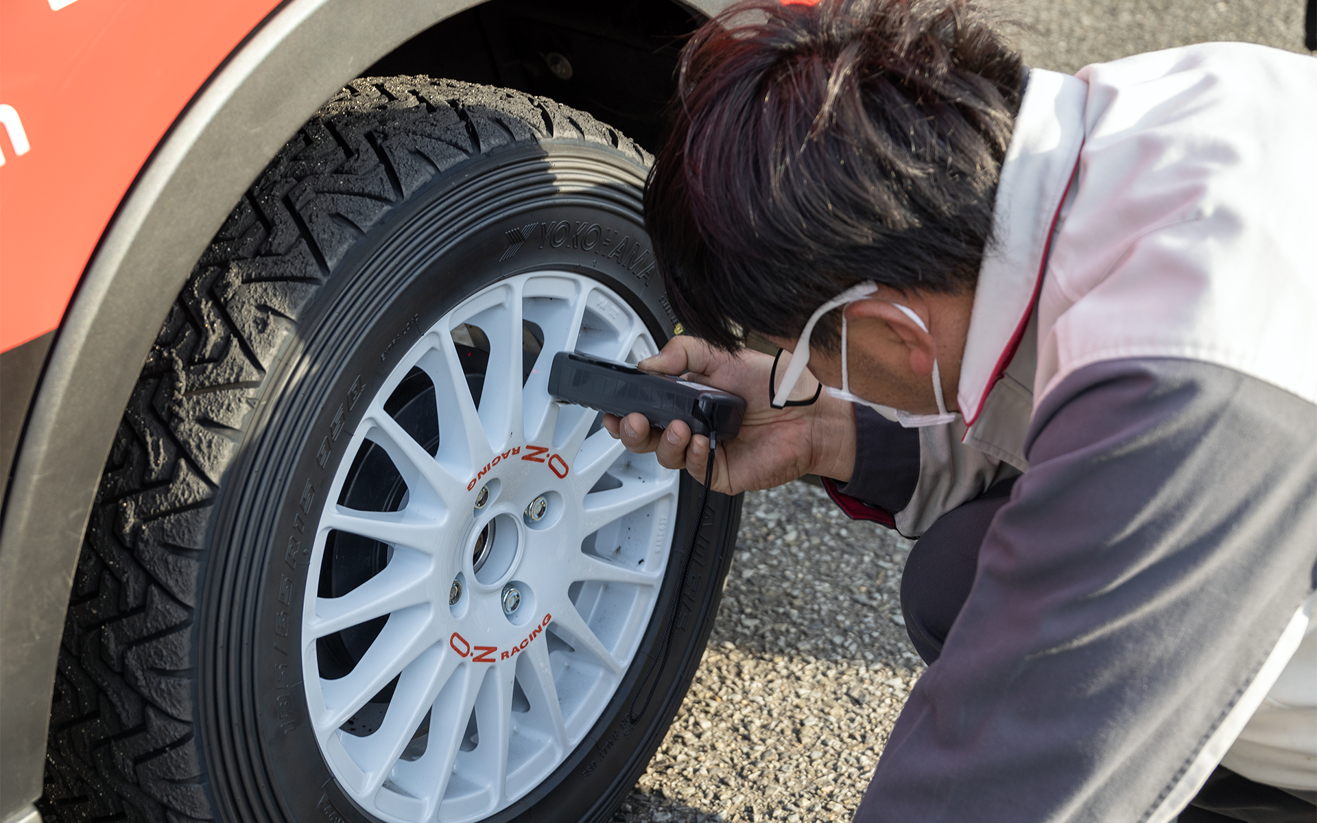 サーキット走行で激しく作動するショックアブソーバーの温度も計測していた