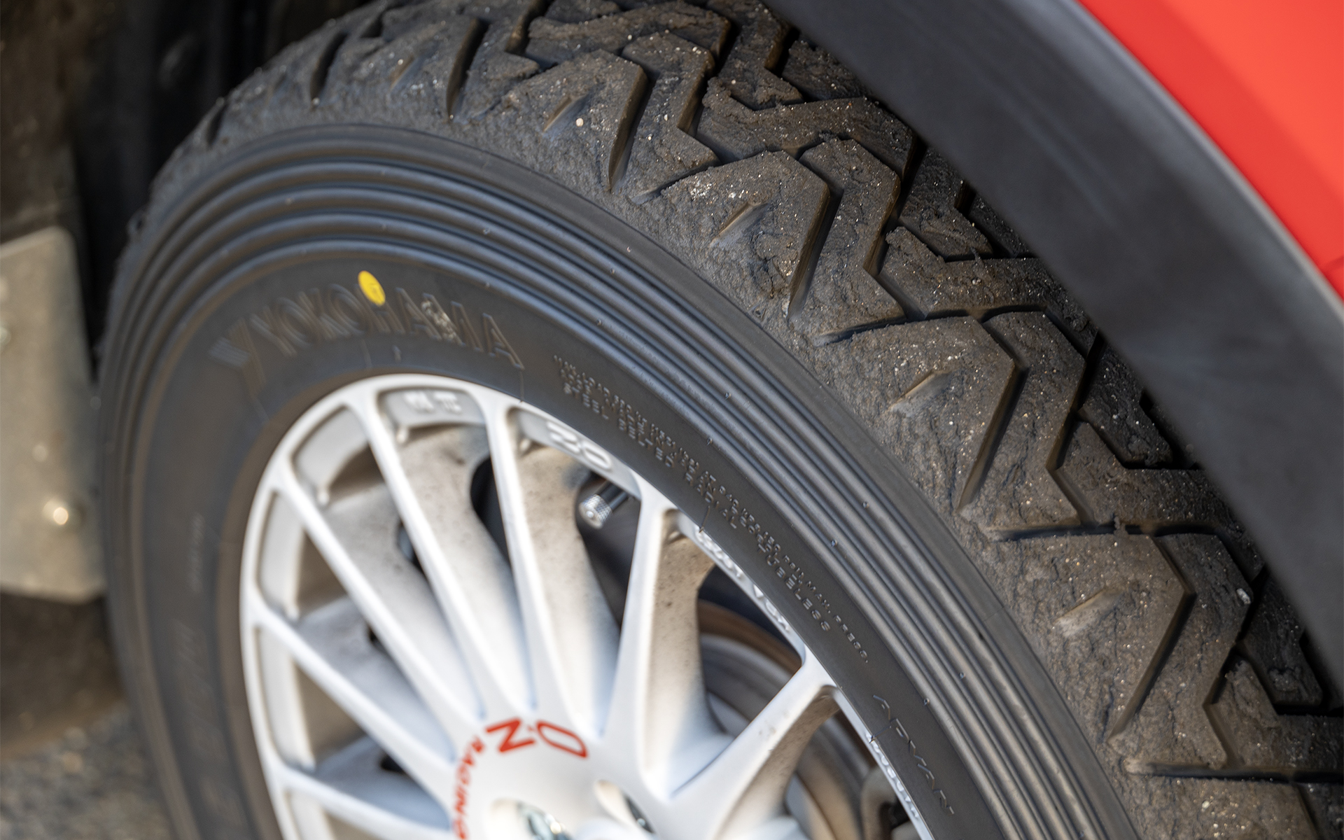 本番でも使用するラリータイヤのアドバンA036を履いていた。長い時間の走行ではなかったが、横方向の高い負荷を支えていたタイヤサイドのゴムは溶けていた