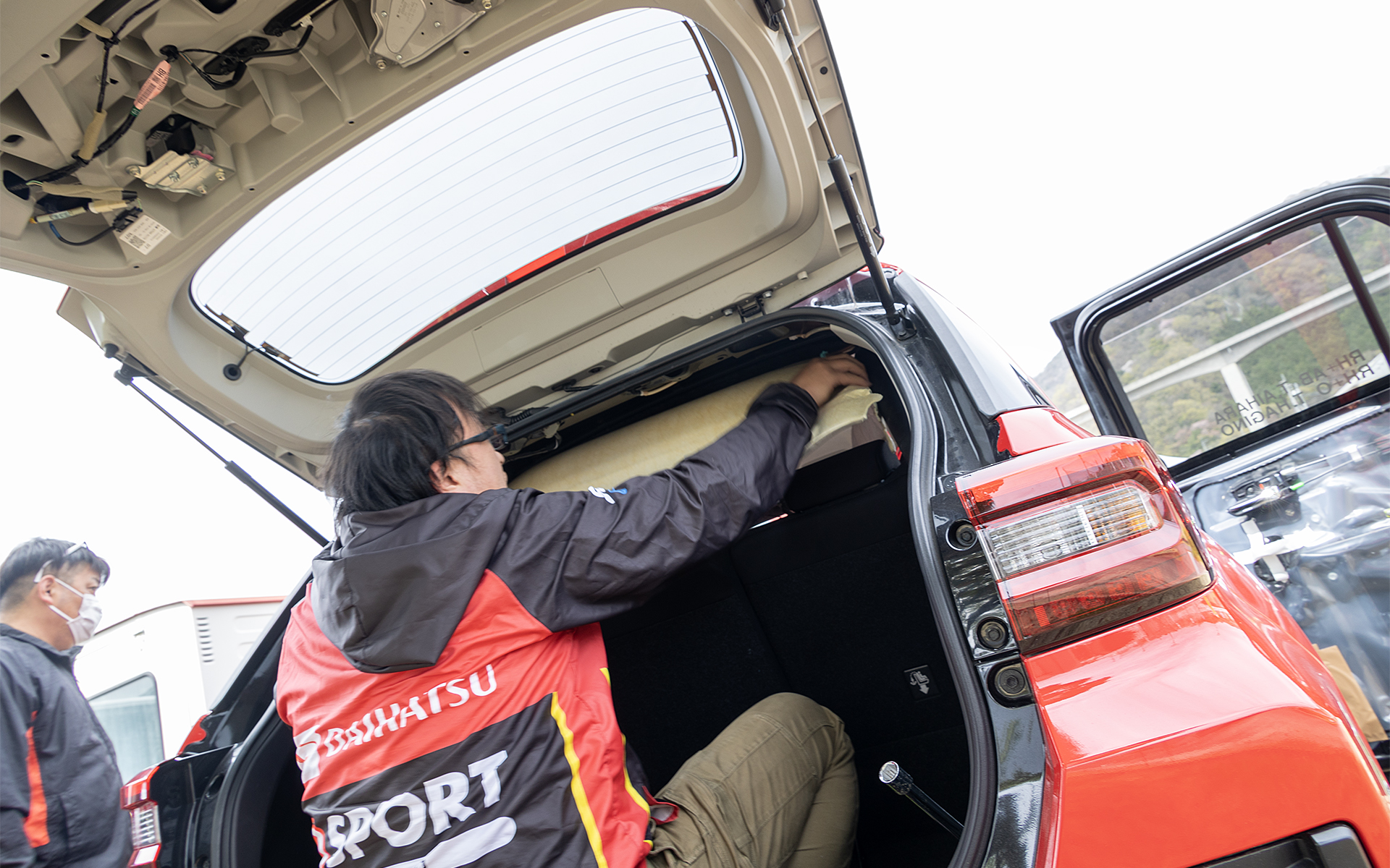 この日の予定はレッキと車検だが、レッキの前に急遽行なったのがルーフライニングを撤去する作業