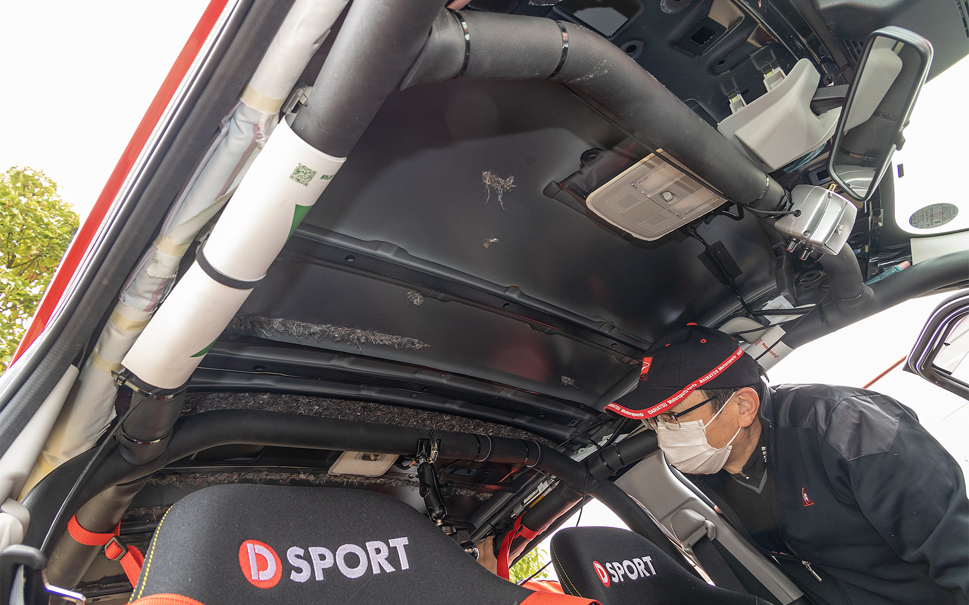 相原氏の依頼による作業。ロッキーは車高が高くロールが大きいため、天井という高い位置を少しでも軽くして挙動変化を改善するのが目的