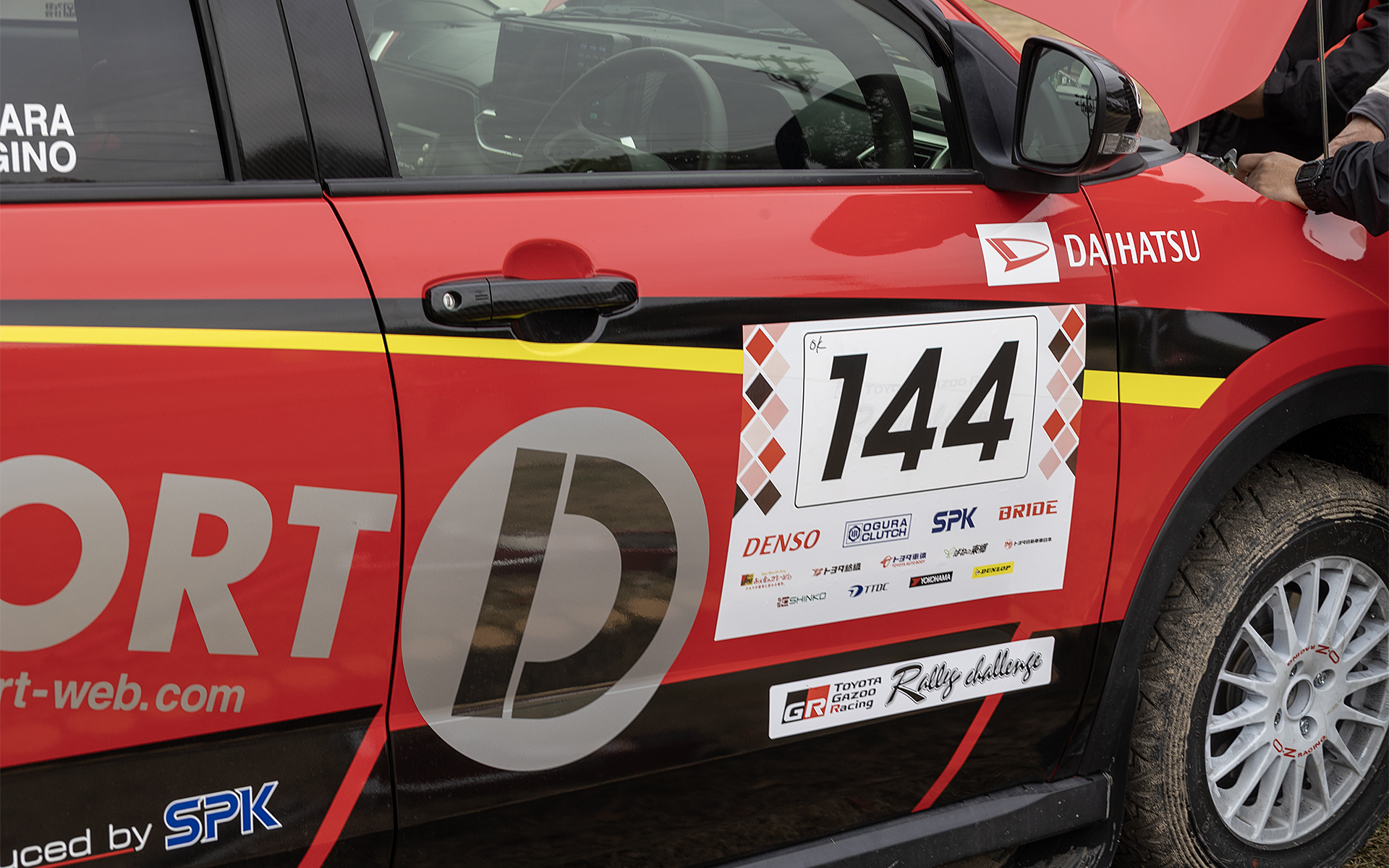 車検後はゼッケンが貼られる。ロッキーはOPEN-Eクラスの144番