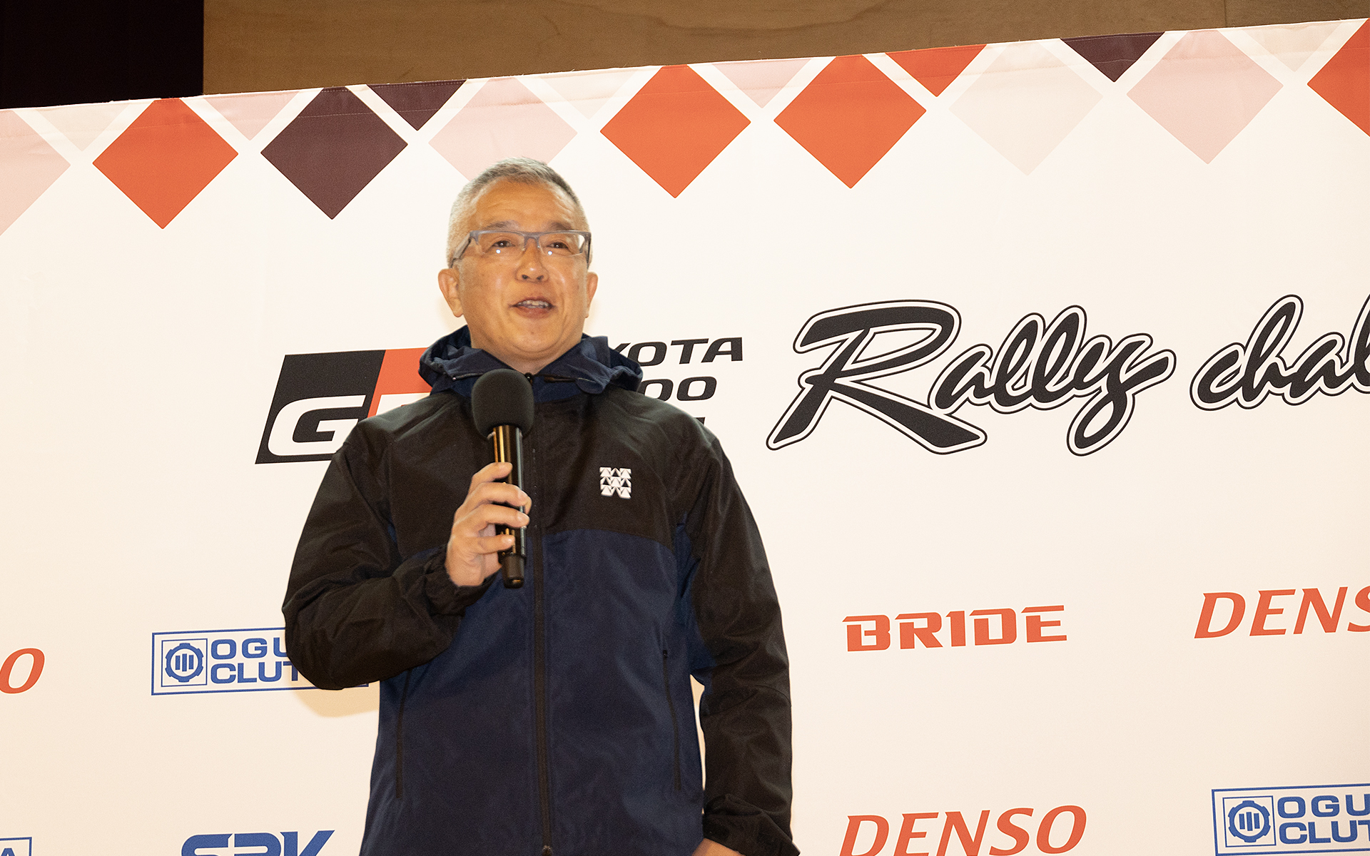 徳島トヨタ自動車株式会社 代表取締役 高瀬謙一氏。高瀬氏は三好でのラリチャレ開催を喜ぶコメントに加え、雨模様について「雨の開催もラリーの醍醐味だと思います。がんばってください」と語り、エントラントにエールを送った