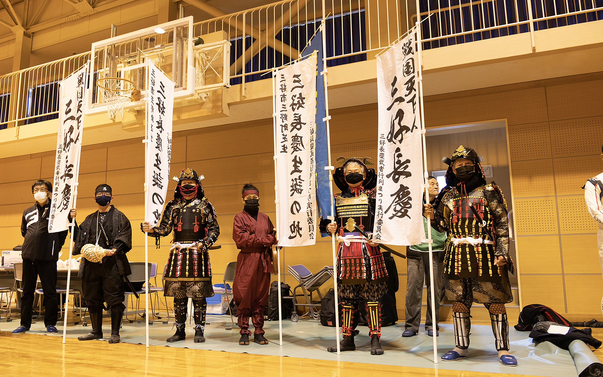 三好出身の武将、三好長慶の勇姿を再現する「三好長慶武者行列まつり」は三好市の名物。衣装を着た市民の方々が、タイムコントロールからのスタート時に出陣をイメージした応援を行なった