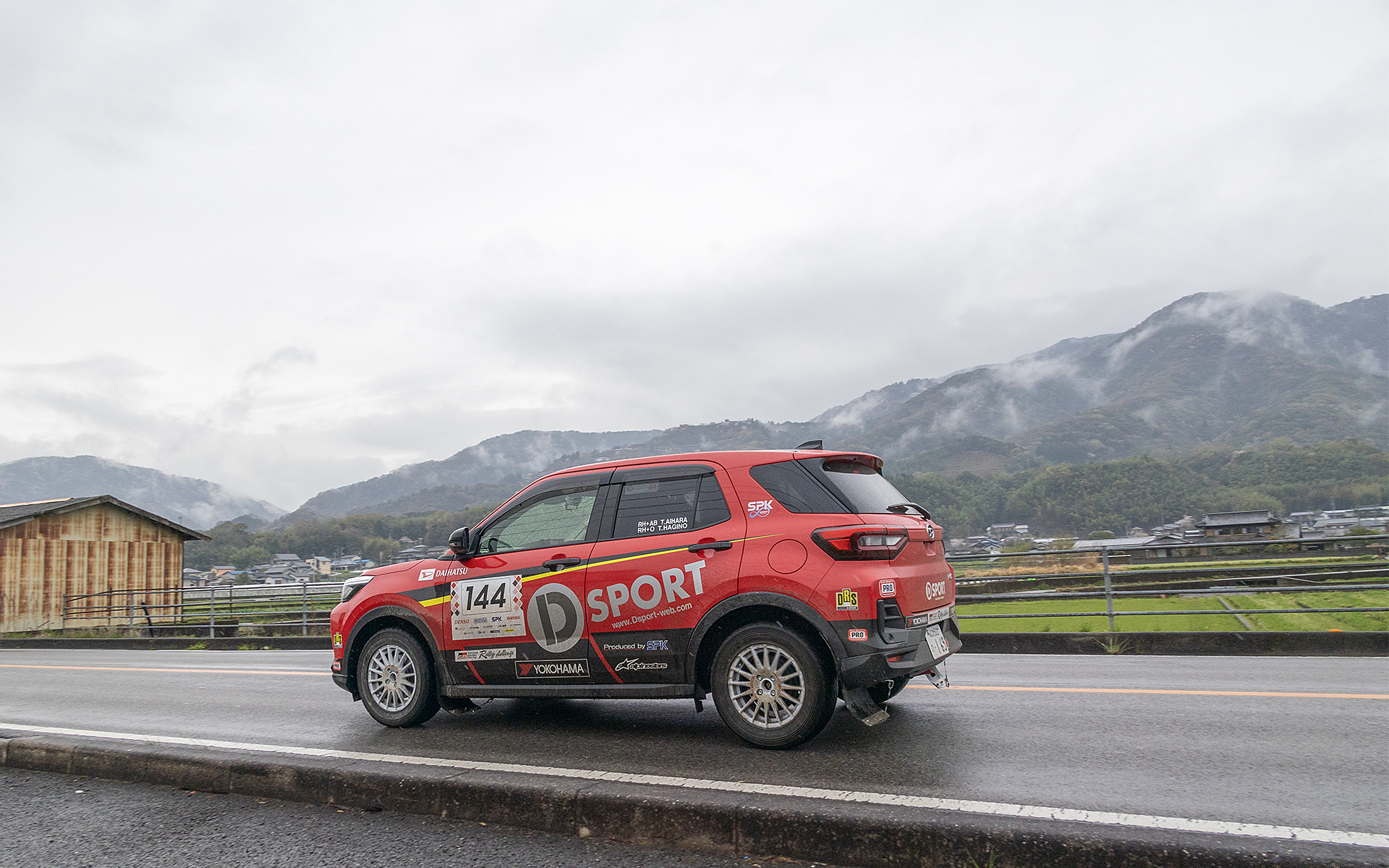 SS5（防災公園II）からSS6（明神II）へ向かうため三好市内を走るロッキー。SS5ではクラス1位、SS6ではクラス2位のタイムを記録