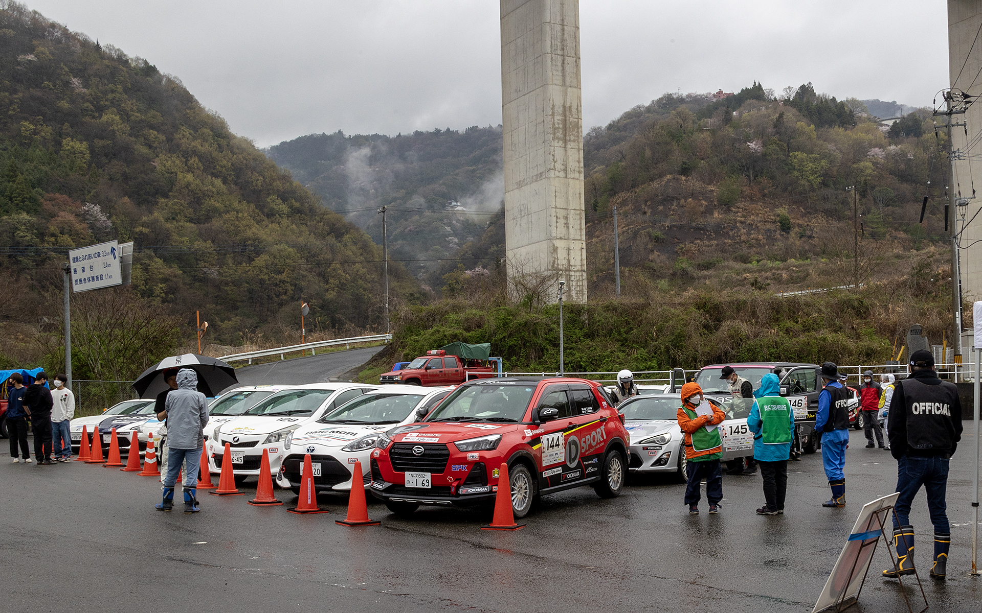 走行後はパルクフェルメと呼ばれる車両保管場にクルマをとめる