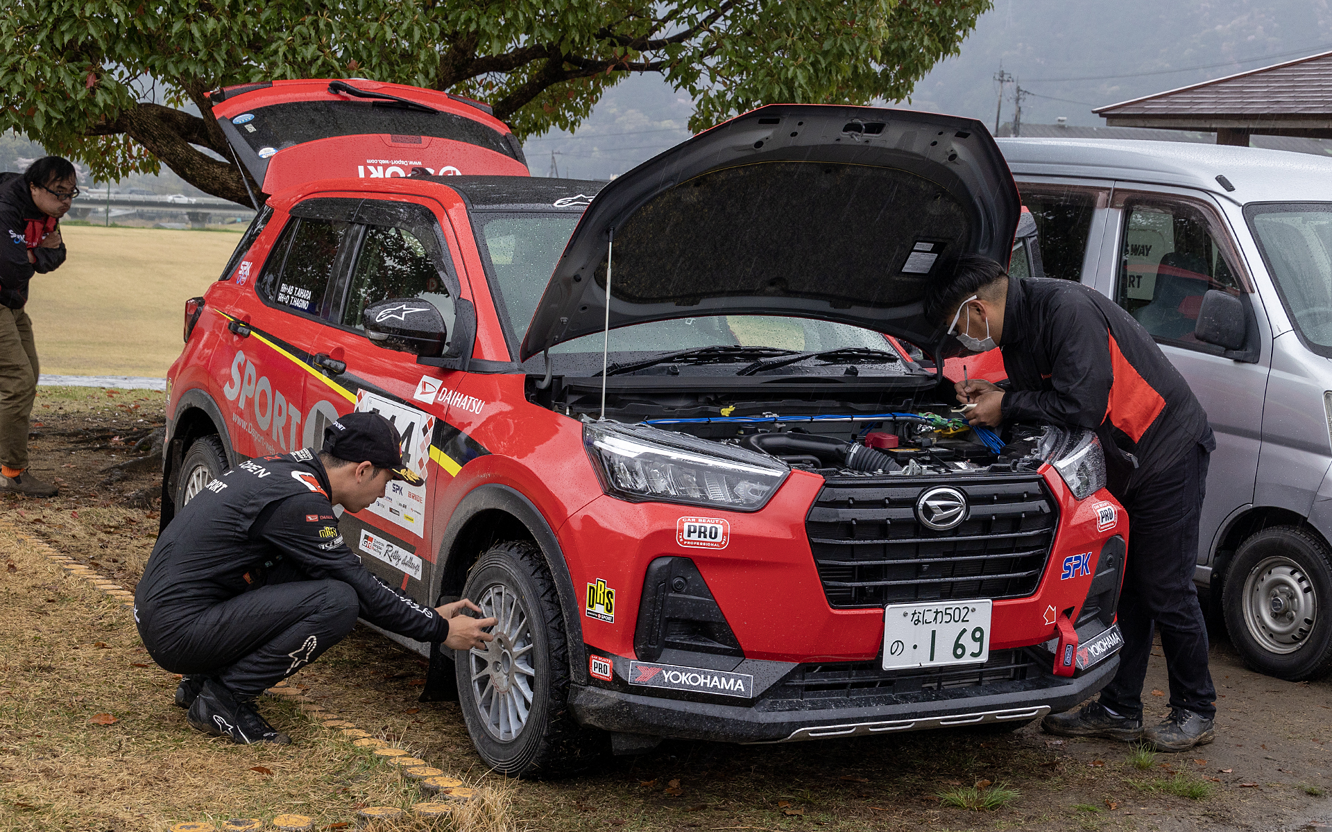 最大の目的である「DNGAを鍛える」ということを表すカットがこちら。他のエントラントが片付けをしているなか、チームスタッフはセンサーのデータ収集や車両状態のチェックを行なっていた