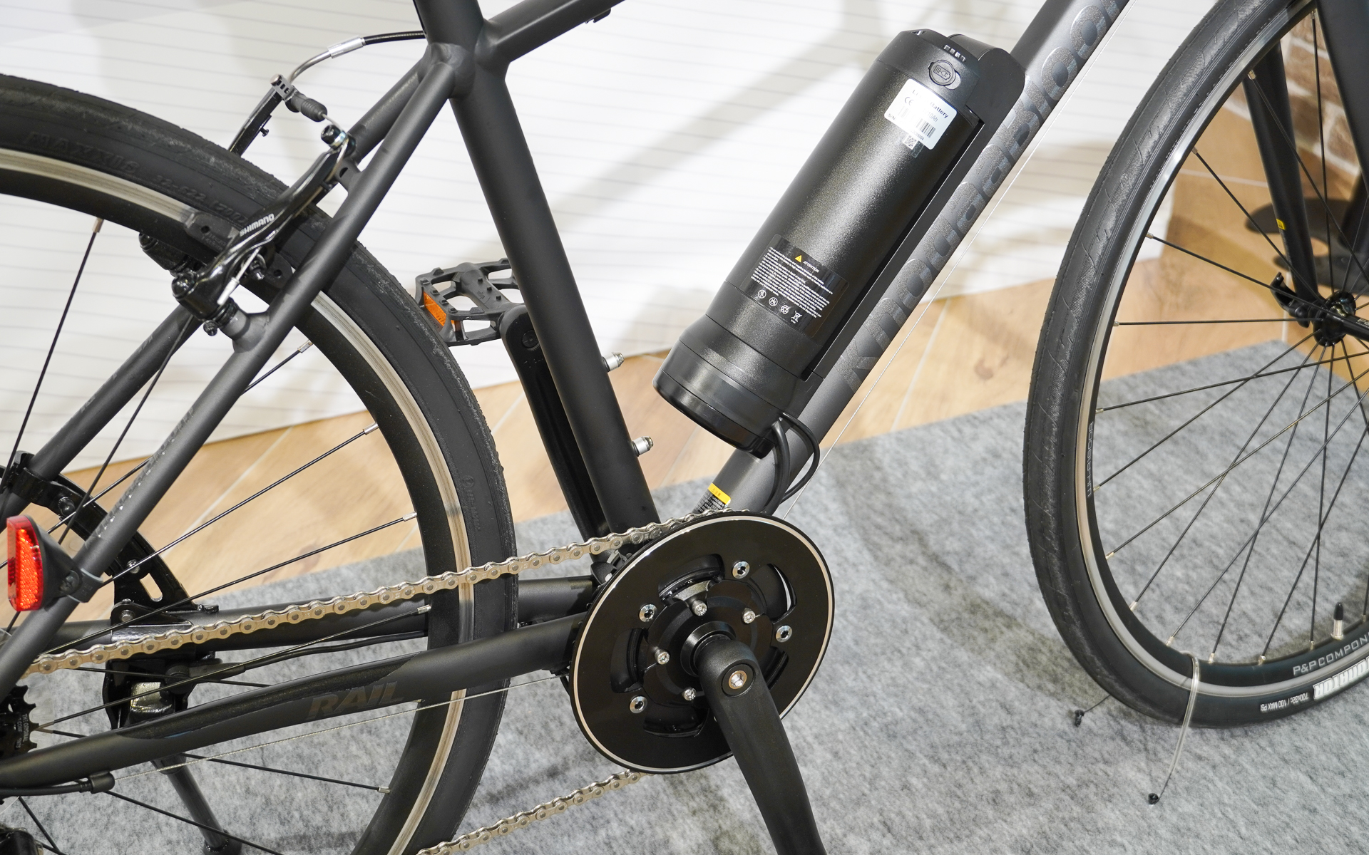 バッテリはボトルケージの部分に装着。バッテリの円筒の下が通信ユニットとなり、スマートフォンとBluetooth接続する