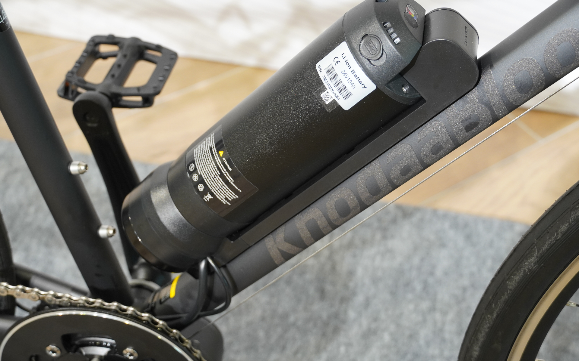 バッテリの充電コネクターは右側にある