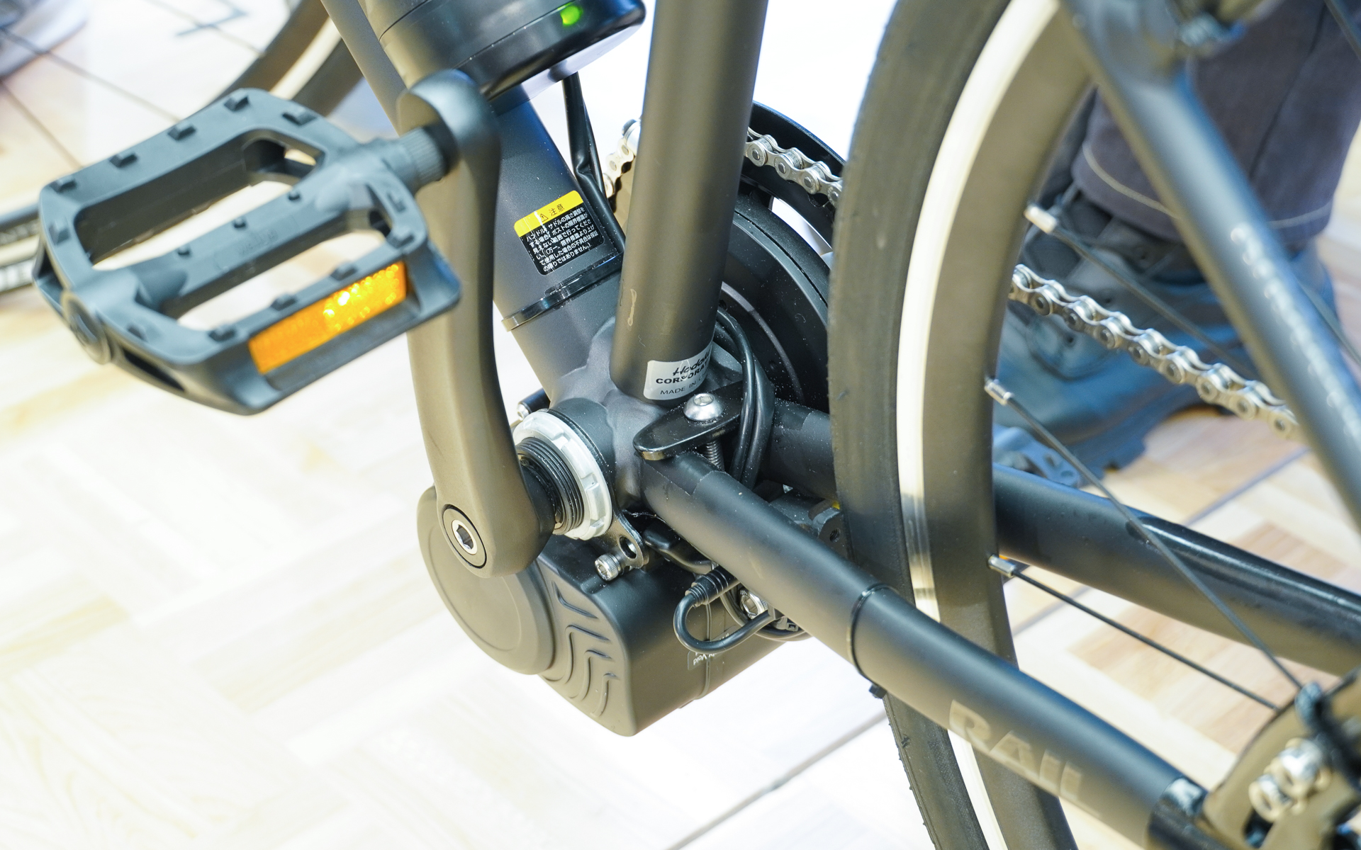 モーターユニットはクランクの下