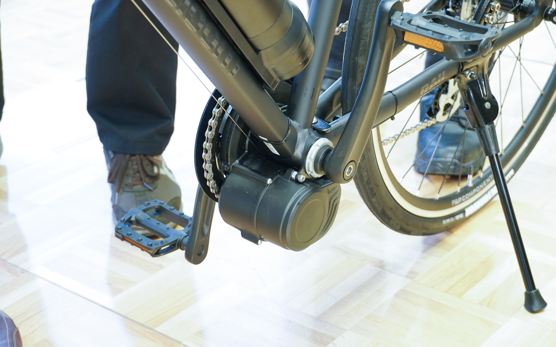 モーターユニットはクランクの下