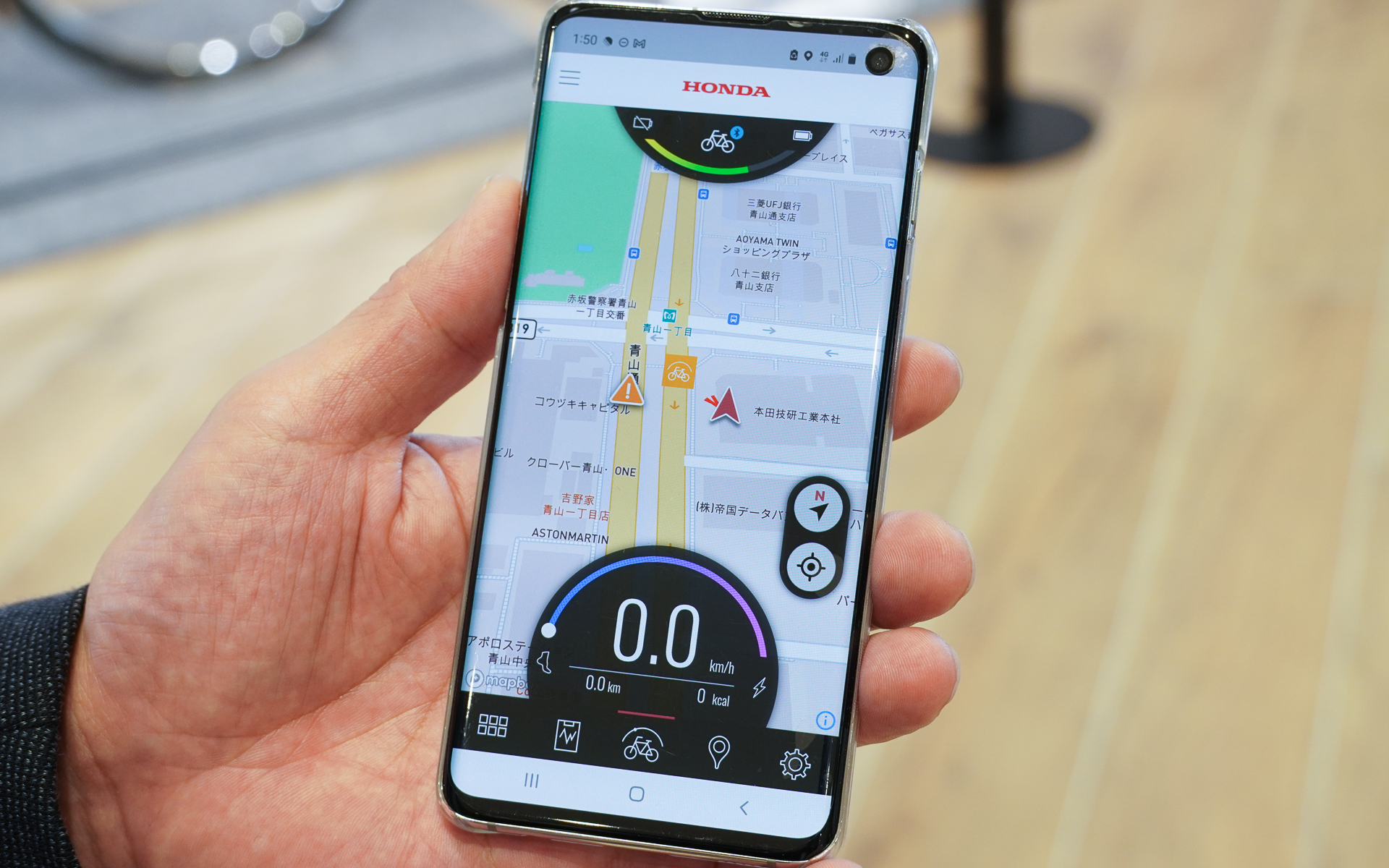 スマートフォン上の地図画面。分かりにくいが、もう1台が青山通り上にあり、位置情報を共有している状態を示している