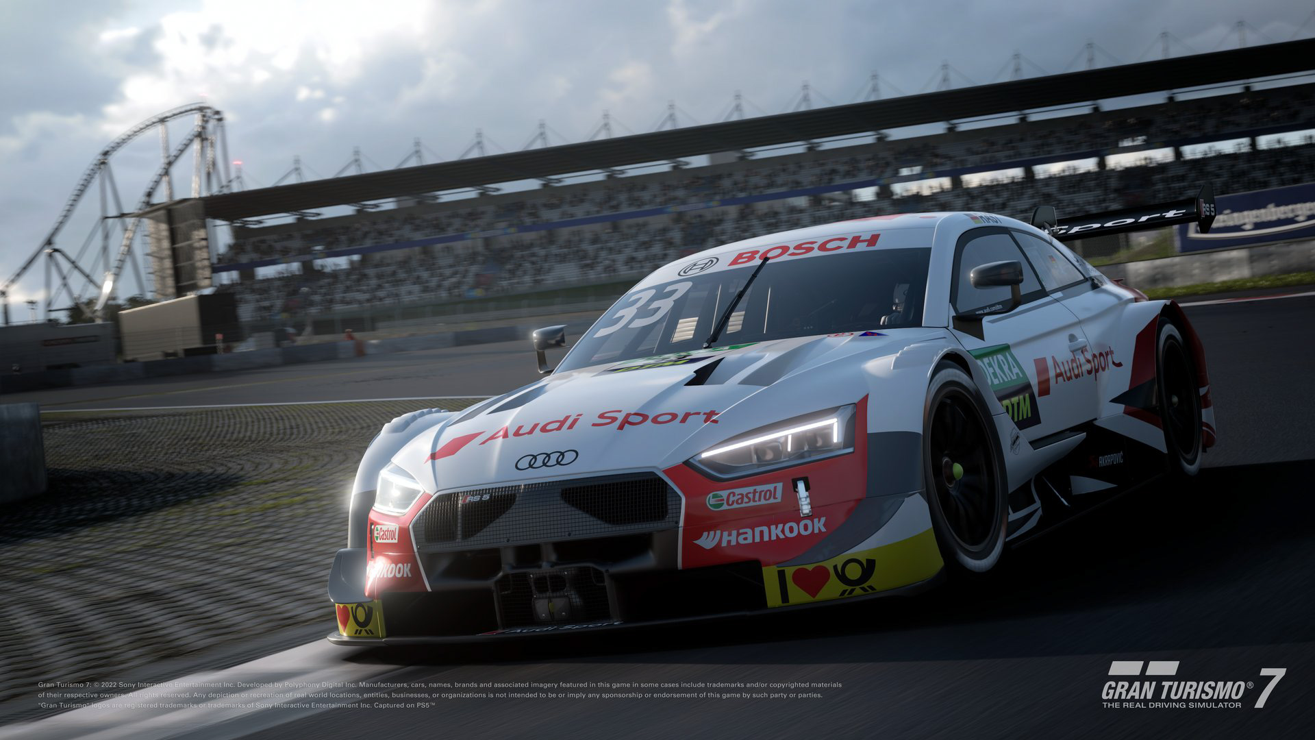 「アウディ RS 5 Turbo DTM '19」:クラス1の時代に2つの勝利を飾ったDTMマシン。2019年は、ドイツ・ツーリングカー選手権(DTM)にとって変革の年でした。エンジンのダウンサイジングなどを定めたクラス1規定が採用され、同規定を採用する日本のスーパーGTなどとのレースの共催が可能となった。この新たなカテゴリーにアウディが送り込んだのが、心臓部を刷新した「RS 5 DTM」。外観こそ前シーズンと共通だが、エンジンを4L・V8自然吸気から2L直列4気筒ターボへと換装したため、劇的な軽量化と重量バランスの向上を達成、従来をはるかにしのぐ600馬力オーバーのパワーまで獲得した、完全なるニューマシン。2019年シーズン、アウディはワークス体制として6台の「RS5 DTM」を投入。これにカスタマーチーム車両も加え、「RS5 DTM」による一大勢力を形成する中、傑出した走りを見せたのが、エースドライバー、レネ・ラストの駆る33号車。開幕戦から勝利を重ね、最終戦ホッケンハイムの第2レースでは、同じRS5を駆るニコ・ミューラーとの同門対決をポール・トゥ・ウィンで制し、見事チャンピオンに輝いた。この年、レネを擁するアウディ・チーム・ロズベルグがチームタイトルも獲得したため、33号車はふたつの栄冠に恵まれた記念すべきマシンとなった