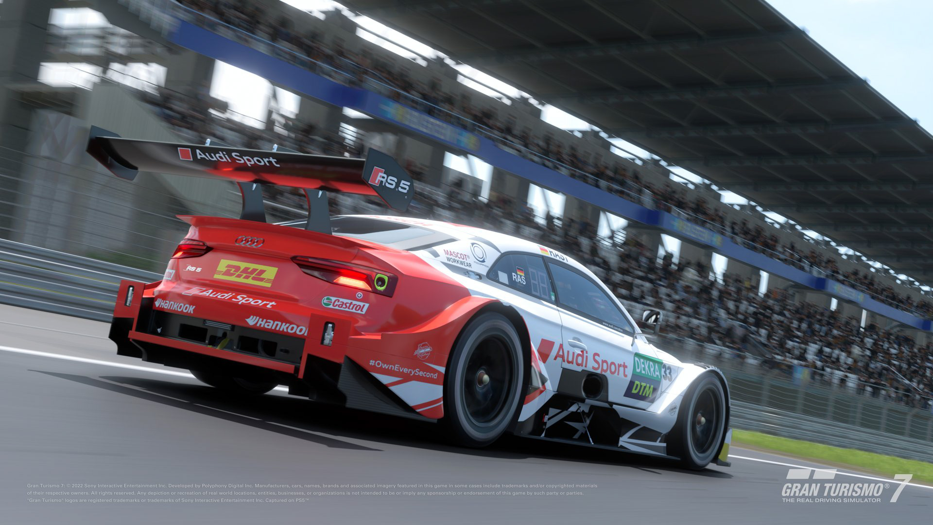 「アウディ RS 5 Turbo DTM '19」:クラス1の時代に2つの勝利を飾ったDTMマシン。2019年は、ドイツ・ツーリングカー選手権(DTM)にとって変革の年でした。エンジンのダウンサイジングなどを定めたクラス1規定が採用され、同規定を採用する日本のスーパーGTなどとのレースの共催が可能となった。この新たなカテゴリーにアウディが送り込んだのが、心臓部を刷新した「RS 5 DTM」。外観こそ前シーズンと共通だが、エンジンを4L・V8自然吸気から2L直列4気筒ターボへと換装したため、劇的な軽量化と重量バランスの向上を達成、従来をはるかにしのぐ600馬力オーバーのパワーまで獲得した、完全なるニューマシン。2019年シーズン、アウディはワークス体制として6台の「RS5 DTM」を投入。これにカスタマーチーム車両も加え、「RS5 DTM」による一大勢力を形成する中、傑出した走りを見せたのが、エースドライバー、レネ・ラストの駆る33号車。開幕戦から勝利を重ね、最終戦ホッケンハイムの第2レースでは、同じRS5を駆るニコ・ミューラーとの同門対決をポール・トゥ・ウィンで制し、見事チャンピオンに輝いた。この年、レネを擁するアウディ・チーム・ロズベルグがチームタイトルも獲得したため、33号車はふたつの栄冠に恵まれた記念すべきマシンとなった