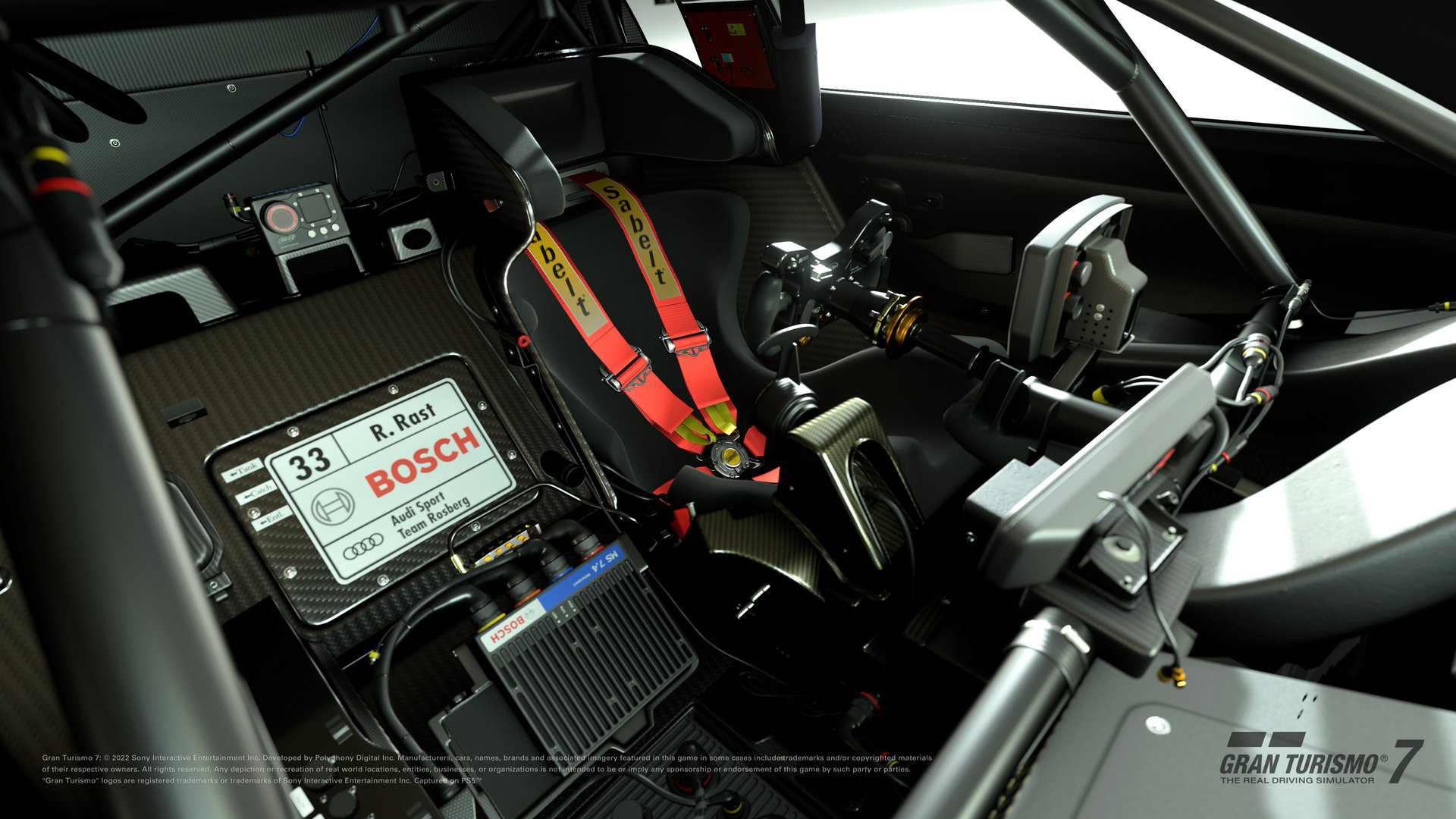 「アウディ RS 5 Turbo DTM '19」:クラス1の時代に2つの勝利を飾ったDTMマシン。2019年は、ドイツ・ツーリングカー選手権(DTM)にとって変革の年でした。エンジンのダウンサイジングなどを定めたクラス1規定が採用され、同規定を採用する日本のスーパーGTなどとのレースの共催が可能となった。この新たなカテゴリーにアウディが送り込んだのが、心臓部を刷新した「RS 5 DTM」。外観こそ前シーズンと共通だが、エンジンを4L・V8自然吸気から2L直列4気筒ターボへと換装したため、劇的な軽量化と重量バランスの向上を達成、従来をはるかにしのぐ600馬力オーバーのパワーまで獲得した、完全なるニューマシン。2019年シーズン、アウディはワークス体制として6台の「RS5 DTM」を投入。これにカスタマーチーム車両も加え、「RS5 DTM」による一大勢力を形成する中、傑出した走りを見せたのが、エースドライバー、レネ・ラストの駆る33号車。開幕戦から勝利を重ね、最終戦ホッケンハイムの第2レースでは、同じRS5を駆るニコ・ミューラーとの同門対決をポール・トゥ・ウィンで制し、見事チャンピオンに輝いた。この年、レネを擁するアウディ・チーム・ロズベルグがチームタイトルも獲得したため、33号車はふたつの栄冠に恵まれた記念すべきマシンとなった