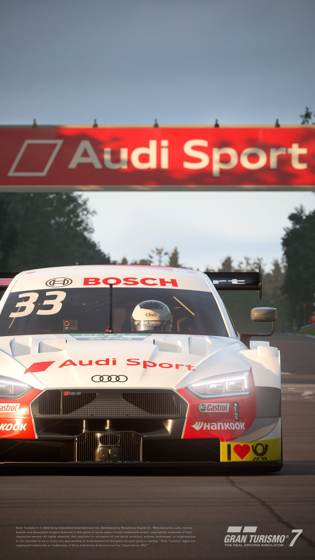 「アウディ RS 5 Turbo DTM '19」:クラス1の時代に2つの勝利を飾ったDTMマシン。2019年は、ドイツ・ツーリングカー選手権(DTM)にとって変革の年でした。エンジンのダウンサイジングなどを定めたクラス1規定が採用され、同規定を採用する日本のスーパーGTなどとのレースの共催が可能となった。この新たなカテゴリーにアウディが送り込んだのが、心臓部を刷新した「RS 5 DTM」。外観こそ前シーズンと共通だが、エンジンを4L・V8自然吸気から2L直列4気筒ターボへと換装したため、劇的な軽量化と重量バランスの向上を達成、従来をはるかにしのぐ600馬力オーバーのパワーまで獲得した、完全なるニューマシン。2019年シーズン、アウディはワークス体制として6台の「RS5 DTM」を投入。これにカスタマーチーム車両も加え、「RS5 DTM」による一大勢力を形成する中、傑出した走りを見せたのが、エースドライバー、レネ・ラストの駆る33号車。開幕戦から勝利を重ね、最終戦ホッケンハイムの第2レースでは、同じRS5を駆るニコ・ミューラーとの同門対決をポール・トゥ・ウィンで制し、見事チャンピオンに輝いた。この年、レネを擁するアウディ・チーム・ロズベルグがチームタイトルも獲得したため、33号車はふたつの栄冠に恵まれた記念すべきマシンとなった